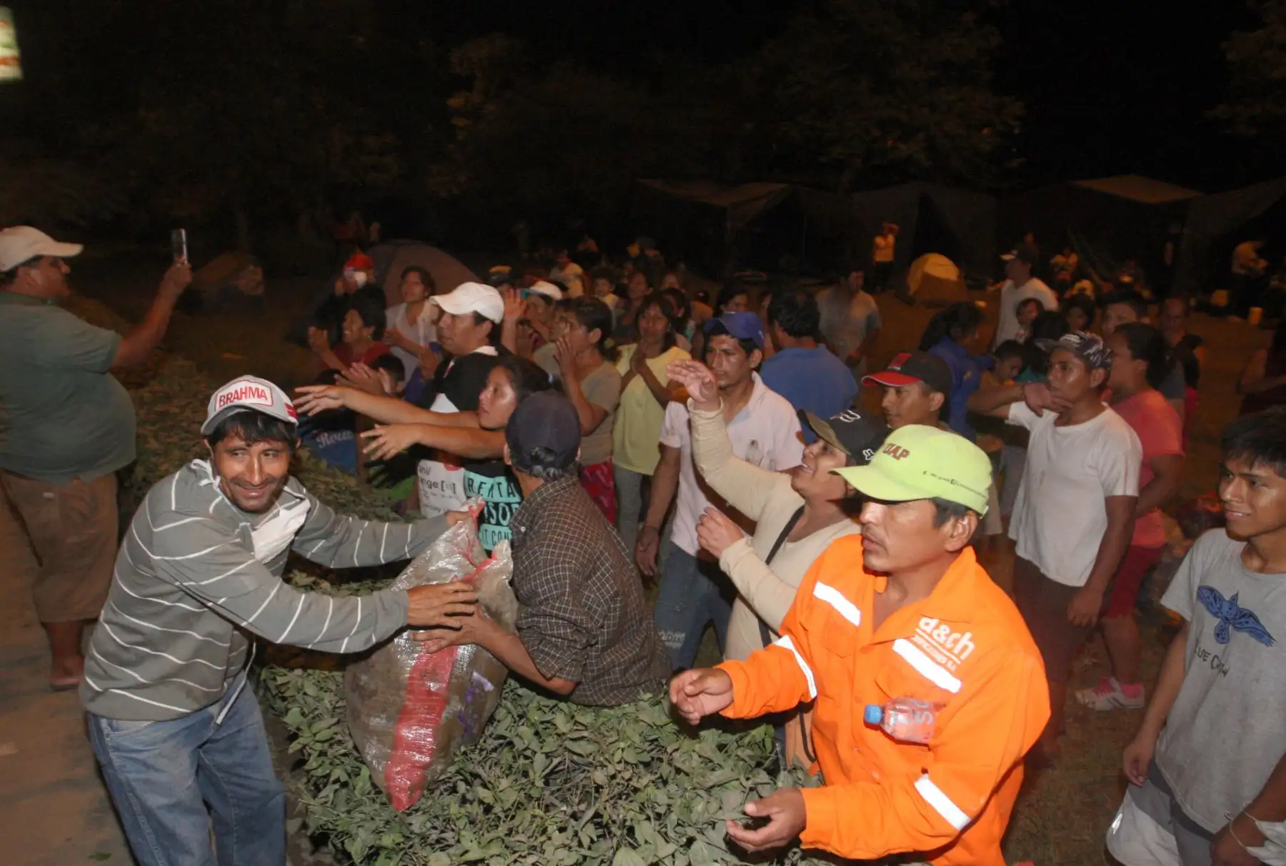 LIMA,PERÚ-MARZO 17.Pasajeros provincianos entregan ayuda a los damnificados en pte los angeles,quienes  pasaran noche en carpas.Foto: ANDINA/Jhony Laurente