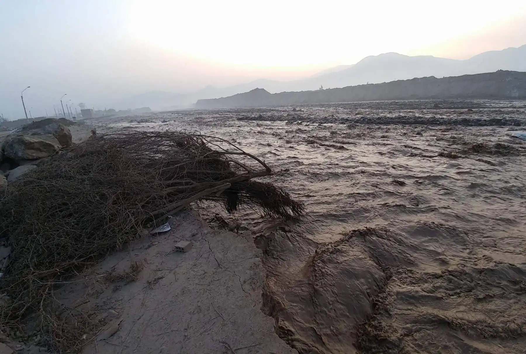 Crecida del río Chillón afecto a pobladores de la rinconada en Carabayllo. Foto: ANDINA/ Jhony Laurente