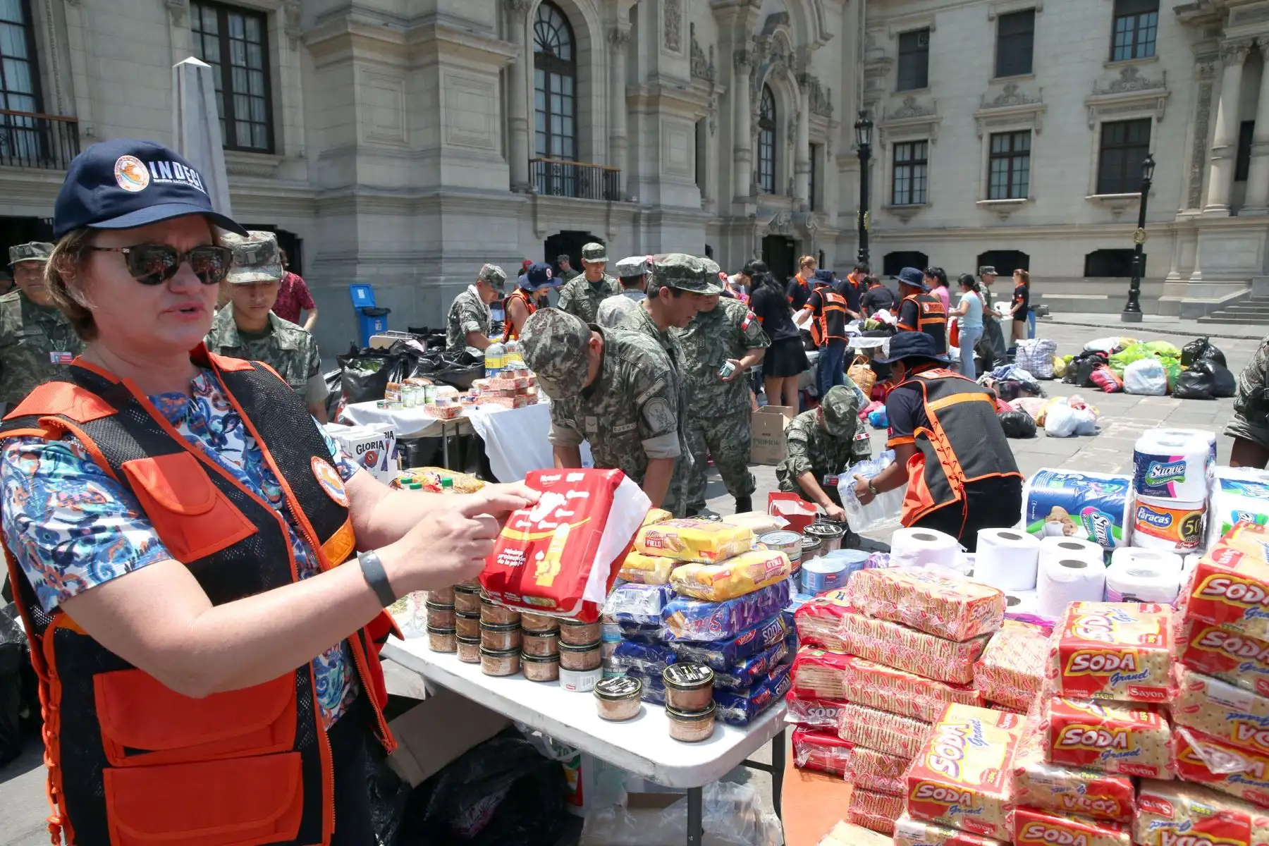 La Primera Dama de la Nación, Nancy Lange recibe personalmente las donaciones para los damnificados por las fuertes lluvias. Foto: ANDINA/Dante Zegarra