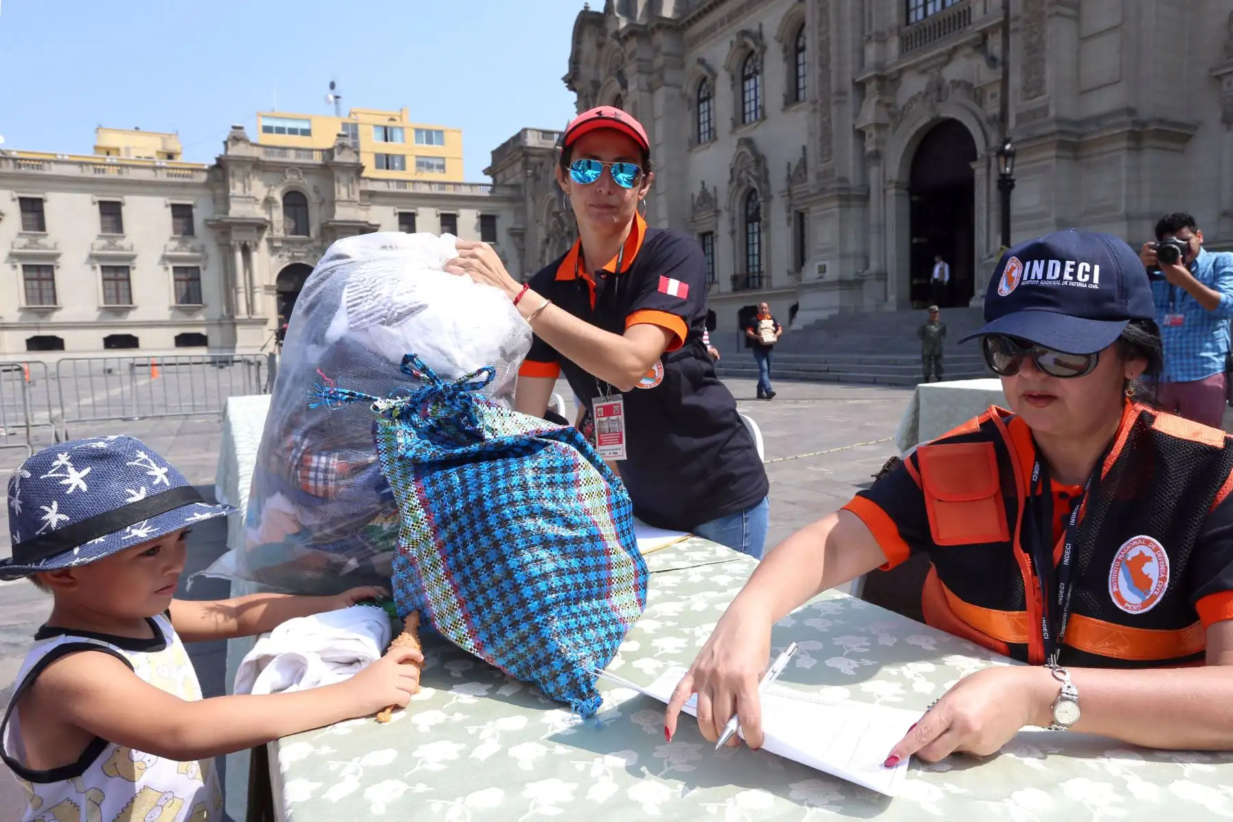 La Primera Dama de la Nación, Nancy Lange recibe personalmente las donaciones para los damnificados por las fuertes lluvias. Foto: ANDINA/Dante Zegarra