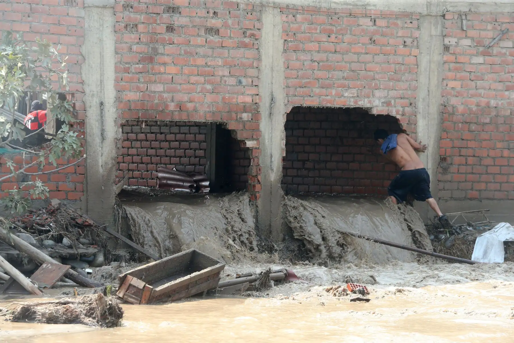 LIMA,PERÚ-MARZO 18. Desborde de río Rimac Carapongo Huachipa  inunda viviendas y avenidas. Foto: ANDINA/Vidal Tarqui
