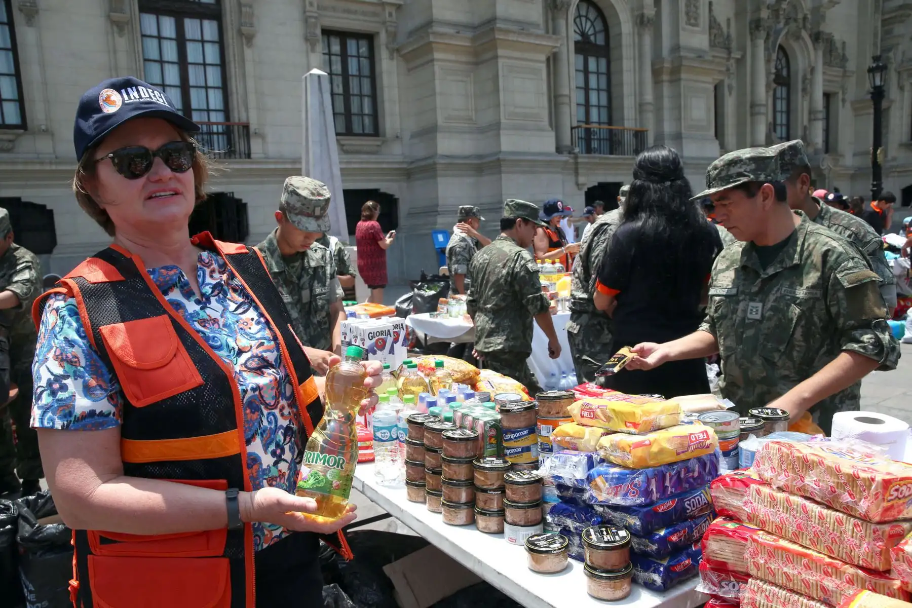 La Primera Dama de la Nación, Nancy Lange recibe personalmente las donaciones para los damnificados por las fuertes lluvias. Foto: ANDINA/Dante Zegarra