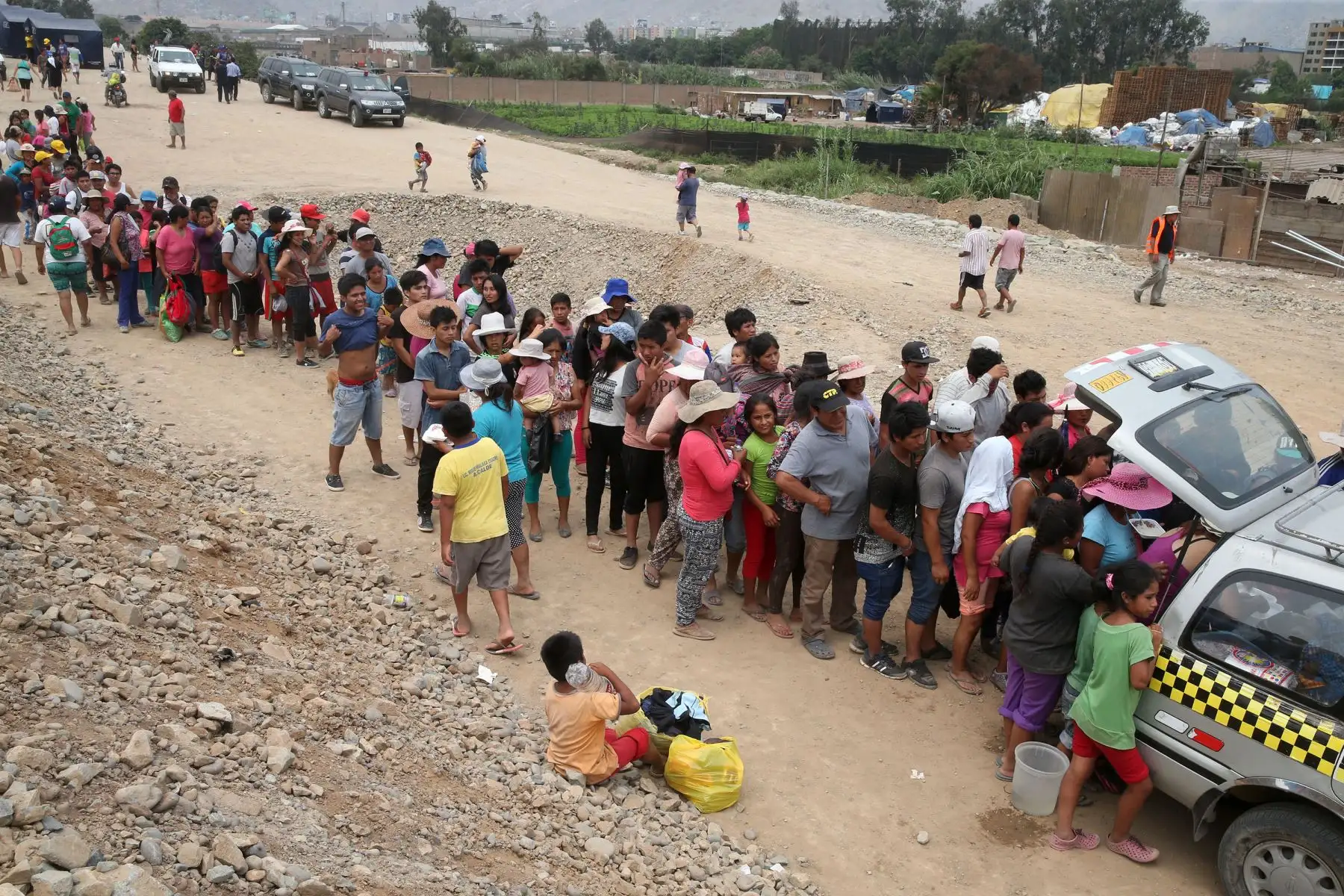 LIMA,PERÚ-MARZO 18. Población entrego  ayuda solidaria a  damnificados en Carapongo y Huachipa, por desbordes  del rio Rimac Foto: ANDINA/Vidal Tarqui