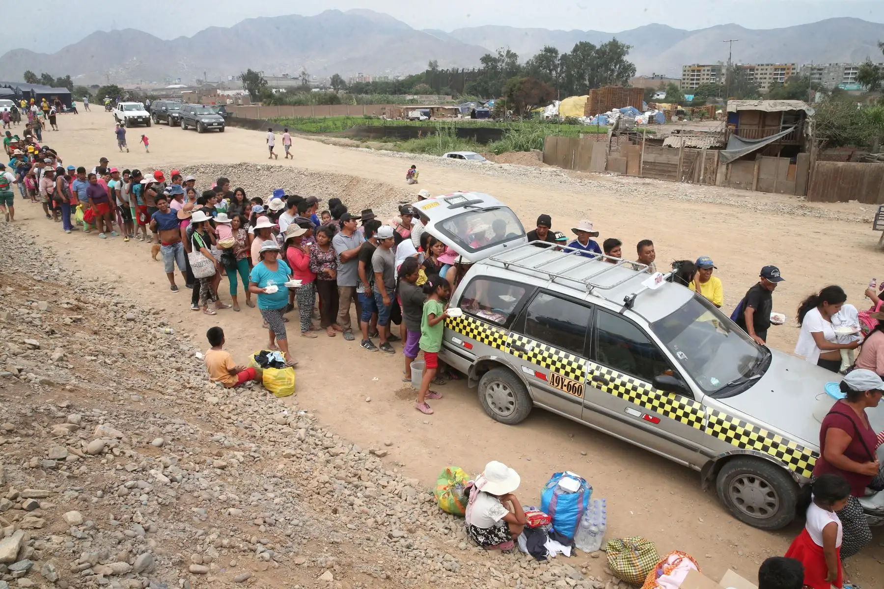 LIMA,PERÚ-MARZO 18. Población entrego  ayuda solidaria a  damnificados en Carapongo y Huachipa, por desbordes  del rio Rimac Foto: ANDINA/Vidal Tarqui