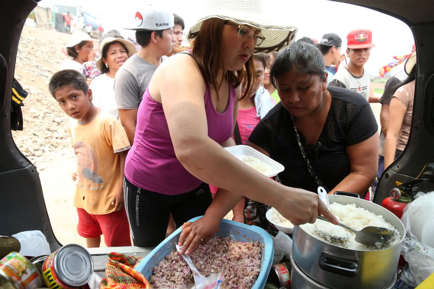 LIMA,PERÚ-MARZO 18. Población entrego  ayuda solidaria a  damnificados en Carapongo y Huachipa, por desbordes  del rio Rimac Foto: ANDINA/Vidal Tarqui