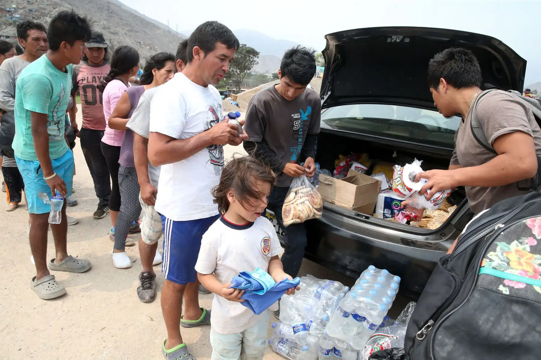 LIMA,PERÚ-MARZO 18. Población entrego  ayuda solidaria a  damnificados en Carapongo y Huachipa, por desbordes  del rio Rimac Foto: ANDINA/Vidal Tarqui