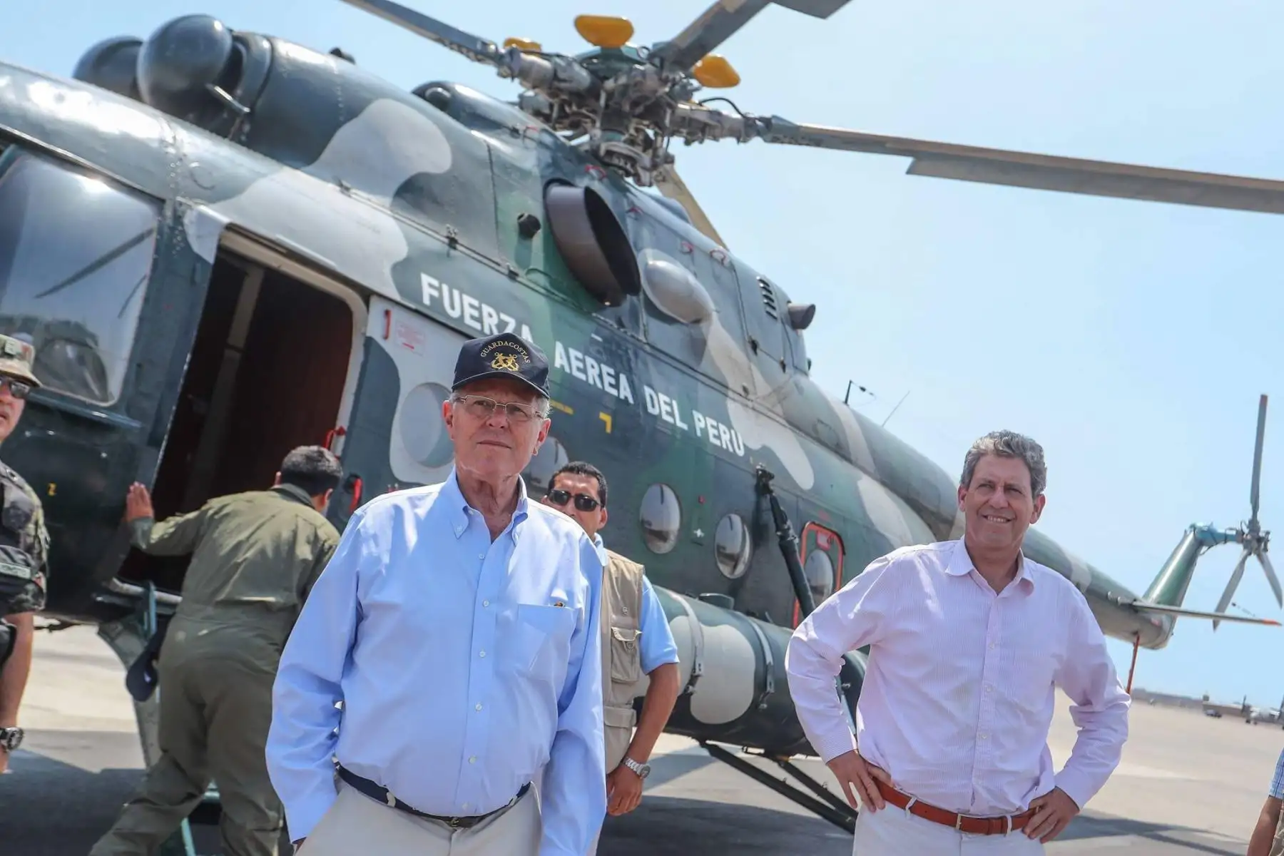 LIMA,PERÚ-MARZO 18.. Presidente de la República, Pedro Pablo Kuczynski, y ministro de Transportes, Martín Vizcarra, durante sobrevuelo de las zonas afectadas. Foto: Presidencia.Foto: ANDINA/ Prensa Presidencia