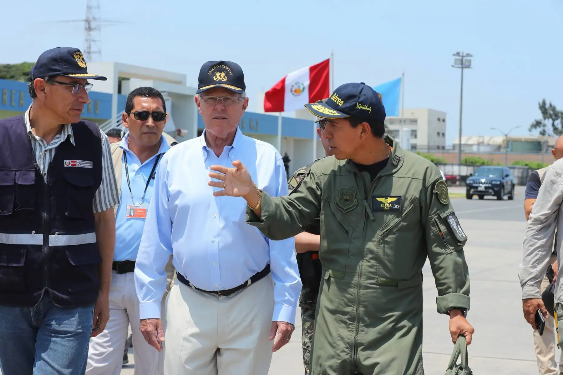 LIMA,PERÚ-MARZO 18.. Presidente de la República, Pedro Pablo Kuczynski, y ministro de Transportes, Martín Vizcarra, durante sobrevuelo de las zonas afectadas. Foto: Presidencia.Foto: ANDINA/ Prensa Presidencia
