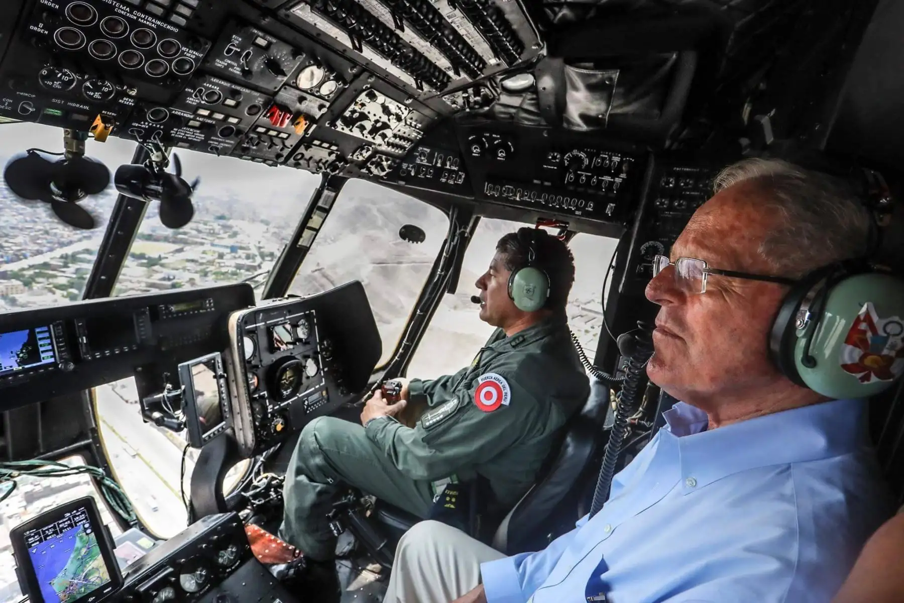 LIMA,PERÚ-MARZO 18 Presidente de la República, Pedro Pablo Kuczynski, y ministro de Transportes, Martín Vizcarra, durante sobrevuelo de las zonas afectadas. Foto: Presidencia.Foto: ANDINA/ Prensa Presidencia