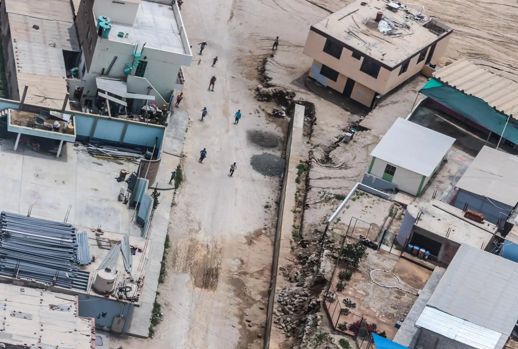 LIMA,PERÚ-MARZO 18. Policia Nacional, lleva ayuda a los damnificados de las lluvias y huaicos en los valles de Chilca. Foto: ANDINA/ Carlos Lezama