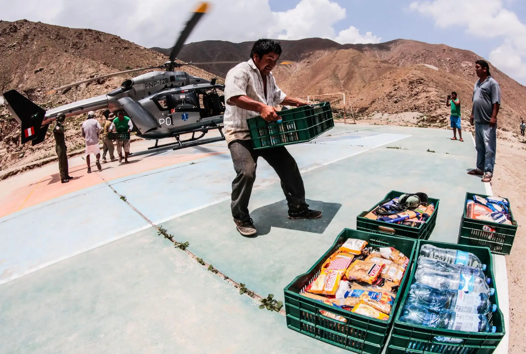 LIMA,PERÚ-MARZO 18. Policia Nacional, lleva ayuda a los damnificados de las lluvias y huaicos en los valles de Chilca. Foto: ANDINA/ Carlos Lezama