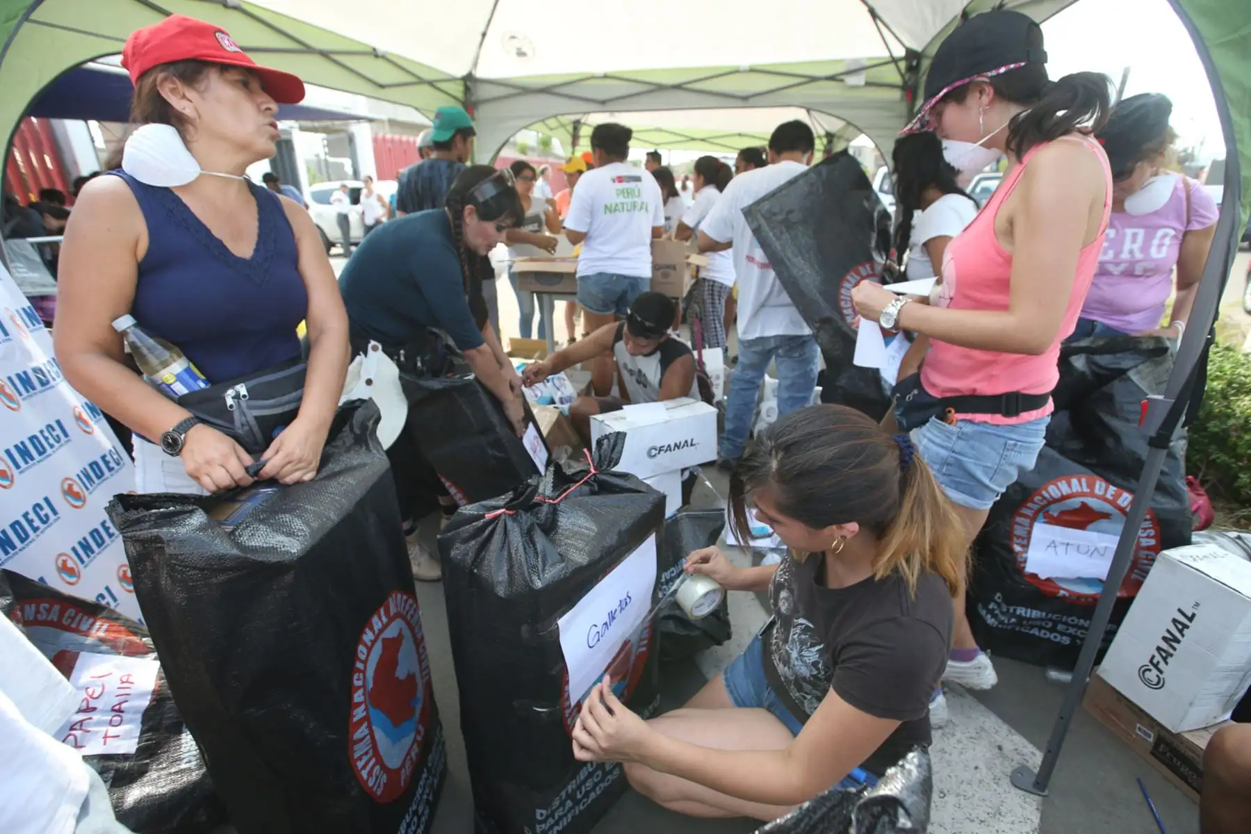LIMA, PERÚ - MARZO 18. Punto de acopio de donaciones para daminficados por los huaicos en La Videna.

Foto: ANDINA/Juan Carlos Guzmán Negrini.
