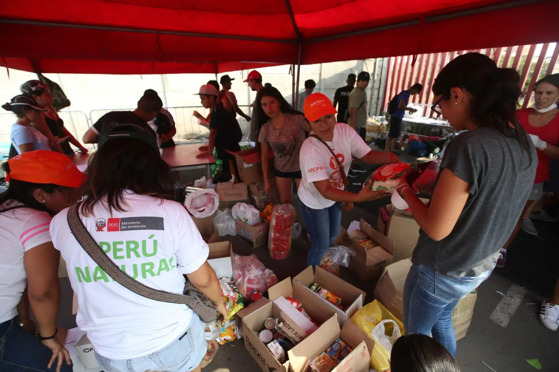 LIMA, PERÚ - MARZO 18. Punto de acopio de donaciones para daminficados por los huaicos en La Videna.

Foto: ANDINA/Juan Carlos Guzmán Negrini.