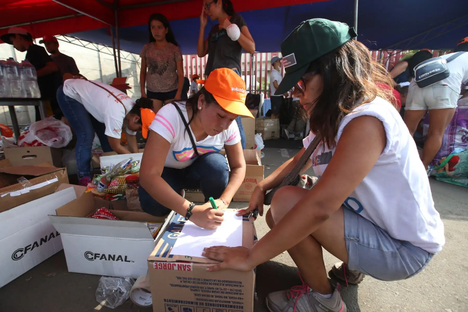 LIMA, PERÚ - MARZO 18. Punto de acopio de donaciones para daminficados por los huaicos en La Videna.

Foto: ANDINA/Juan Carlos Guzmán Negrini.