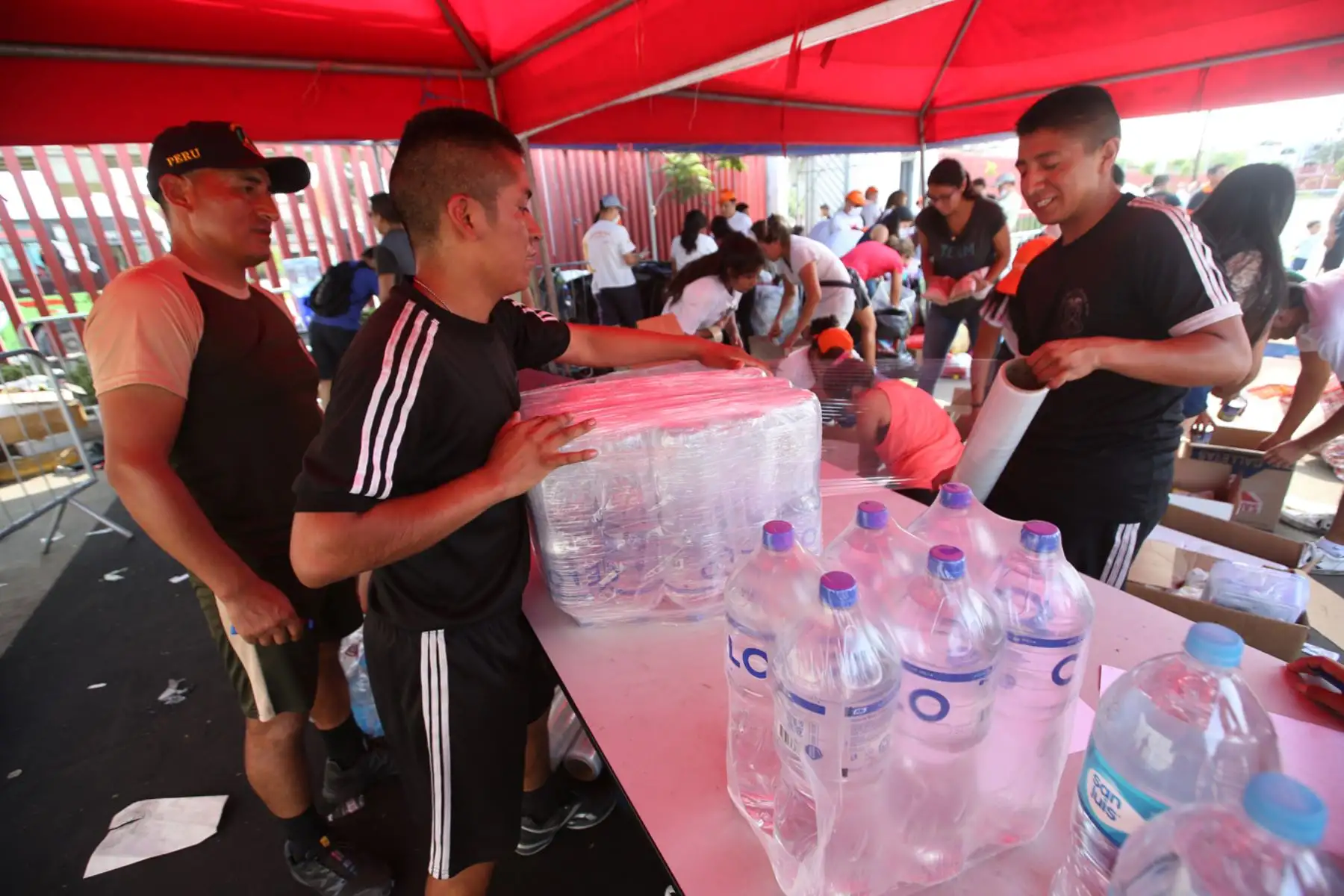 LIMA, PERÚ - MARZO 18. Punto de acopio de donaciones para daminficados por los huaicos en La Videna.

Foto: ANDINA/Juan Carlos Guzmán Negrini.