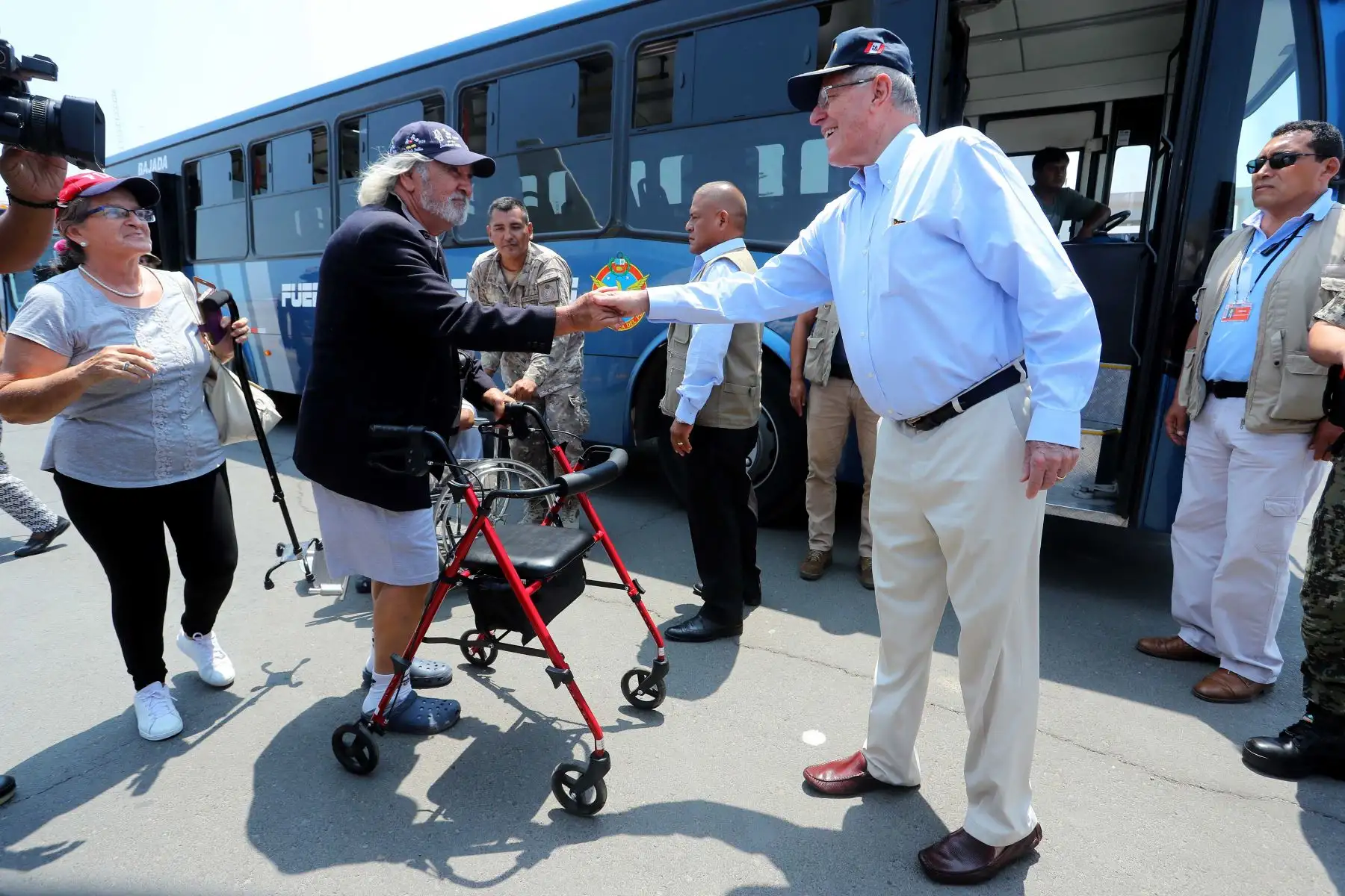 LIMA,PERÚ-MARZO 18. Presidente Kuczynski recibe ciudadanos apoyados con puente aéreo establecido por el gobierno en norte del país afectado por lluvias, huaicos e inundaciones. Foto: ANDINA/Prensa Presidencia.