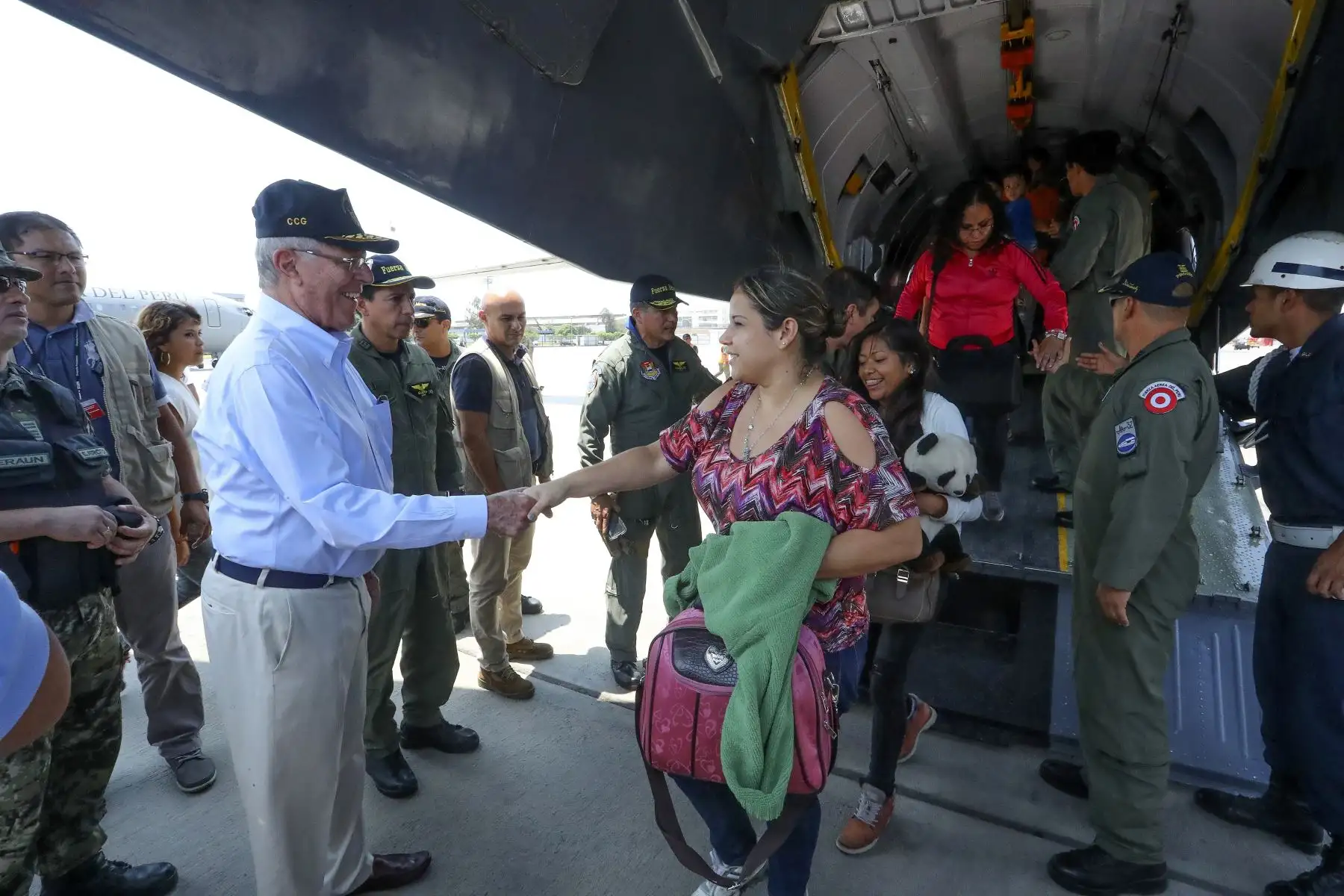 LIMA,PERÚ-MARZO 18. Presidente Kuczynski recibe ciudadanos apoyados con puente aéreo establecido por el gobierno en norte del país afectado por lluvias, huaicos e inundaciones. Foto: ANDINA/Prensa Presidencia.