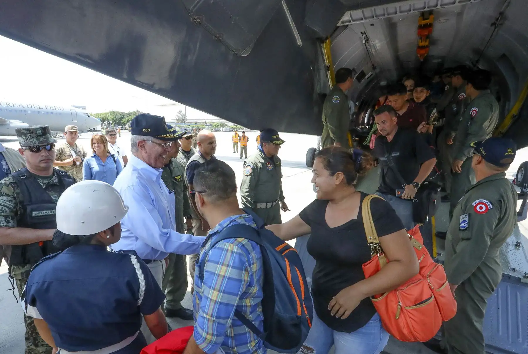 LIMA,PERÚ-MARZO 18. Presidente Kuczynski recibe ciudadanos apoyados con puente aéreo establecido por el gobierno en norte del país afectado por lluvias, huaicos e inundaciones. Foto: ANDINA/Prensa Presidencia.