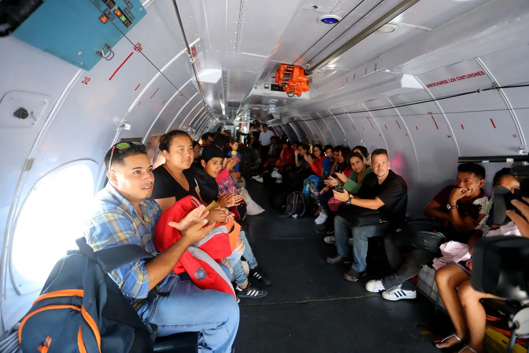 LIMA,PERÚ-MARZO 18. Presidente Kuczynski recibe ciudadanos apoyados con puente aéreo establecido por el gobierno en norte del país afectado por lluvias, huaicos e inundaciones. Foto: ANDINA/Prensa Presidencia.