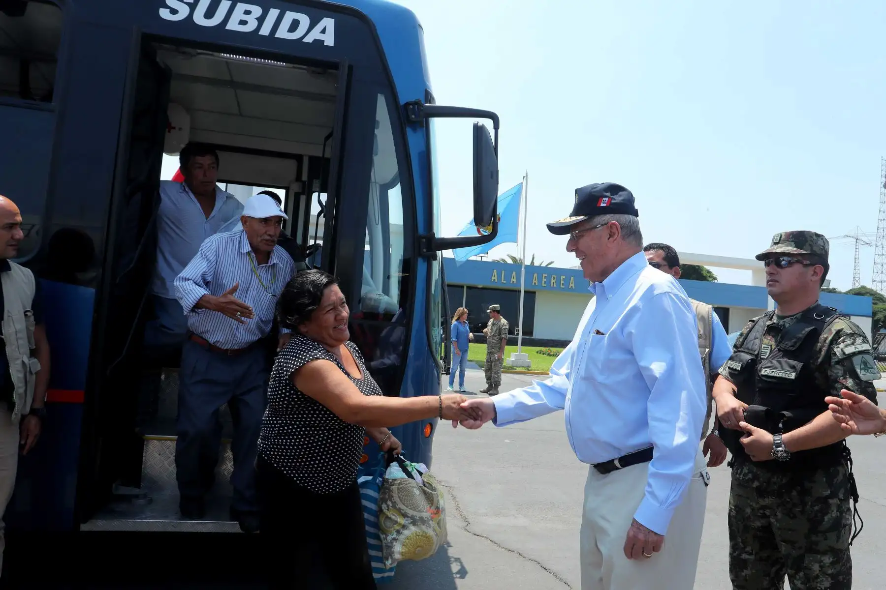 LIMA,PERÚ-MARZO 18. Presidente Kuczynski recibe ciudadanos apoyados con puente aéreo establecido por el gobierno en norte del país afectado por lluvias, huaicos e inundaciones. Foto: ANDINA/Prensa Presidencia.