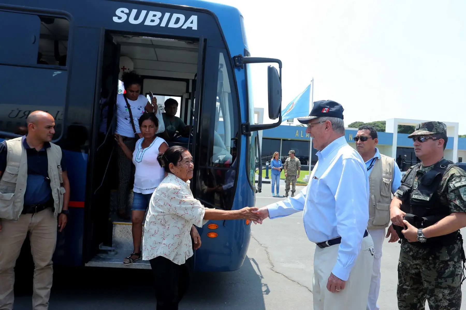 LIMA,PERÚ-MARZO 18. Presidente Kuczynski recibe ciudadanos apoyados con puente aéreo establecido por el gobierno en norte del país afectado por lluvias, huaicos e inundaciones. Foto: ANDINA/Prensa Presidencia.