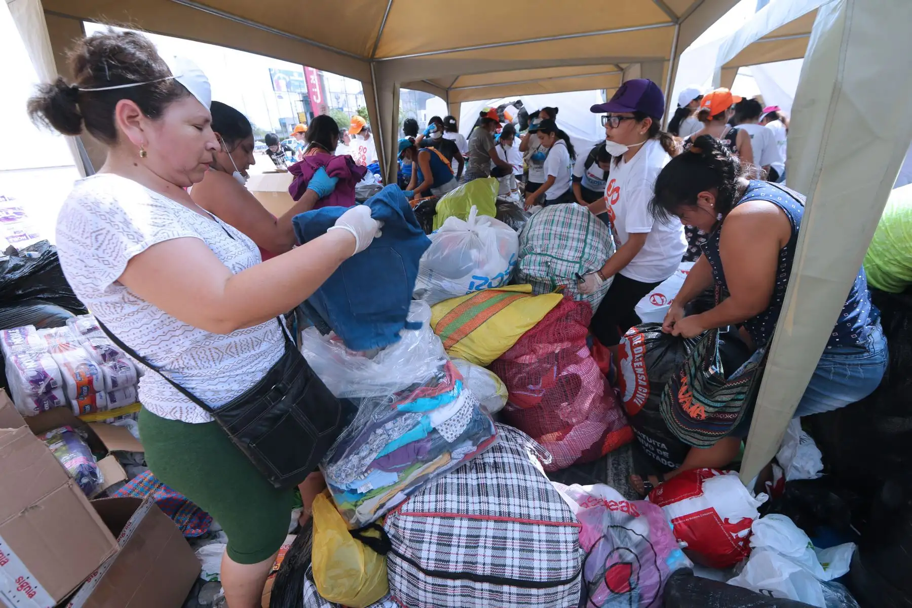 LIMA,PERÚ-MARZO 18. Punto de acopio de donaciones para daminficados por los huaicos  en el Cono Norte Foto: ANDINA/Norman Córdova