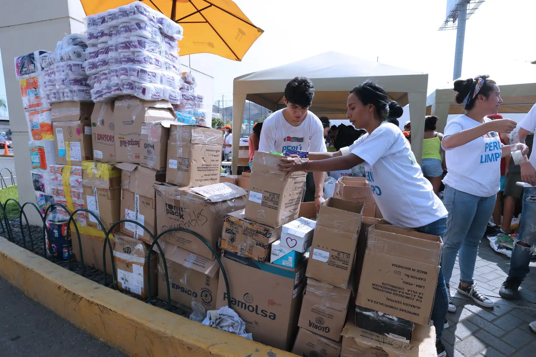 LIMA,PERÚ-MARZO 18. Punto de acopio de donaciones para daminficados por los huaicos  en el Cono Norte Foto: ANDINA/Norman Córdova