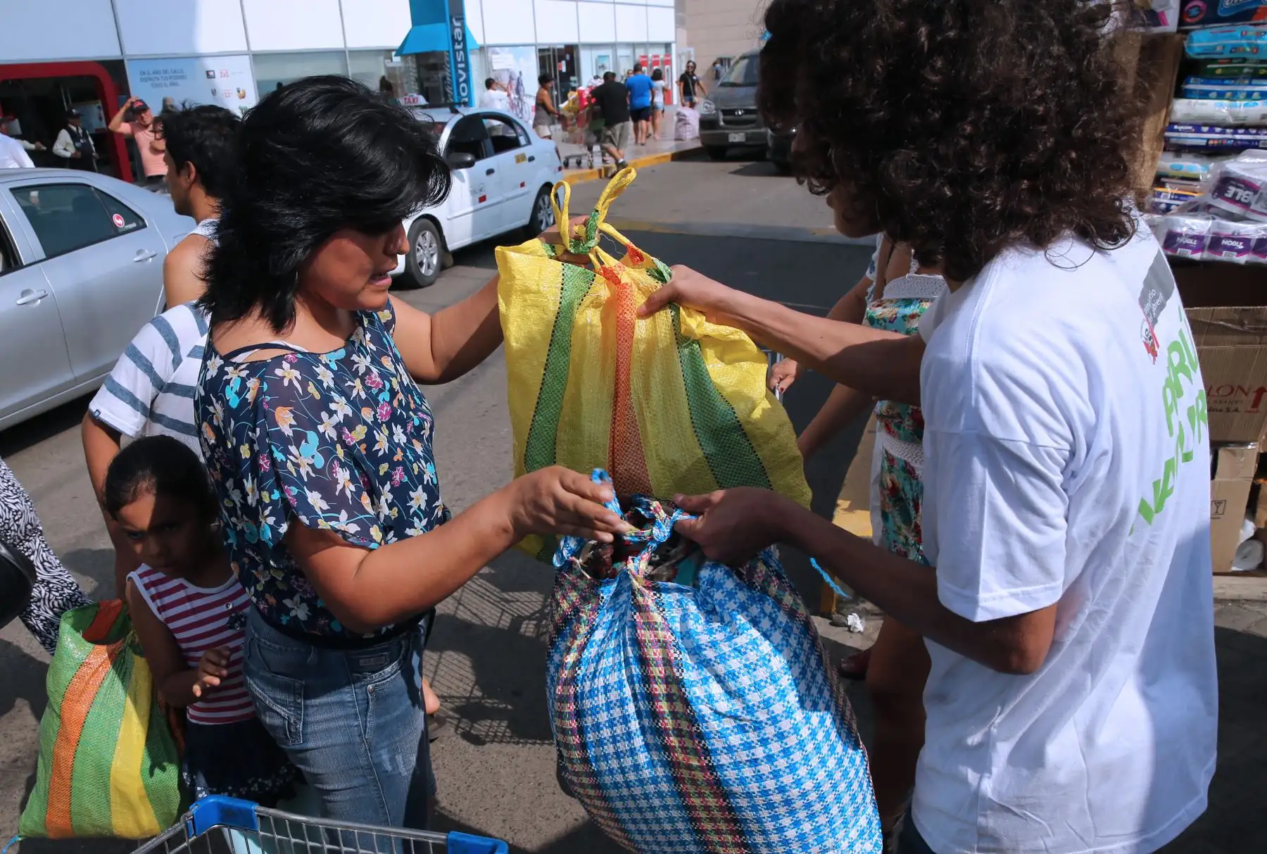 LIMA,PERÚ-MARZO 18. Punto de acopio de donaciones para daminficados por los huaicos  en el Cono Norte Foto: ANDINA/Norman Córdova