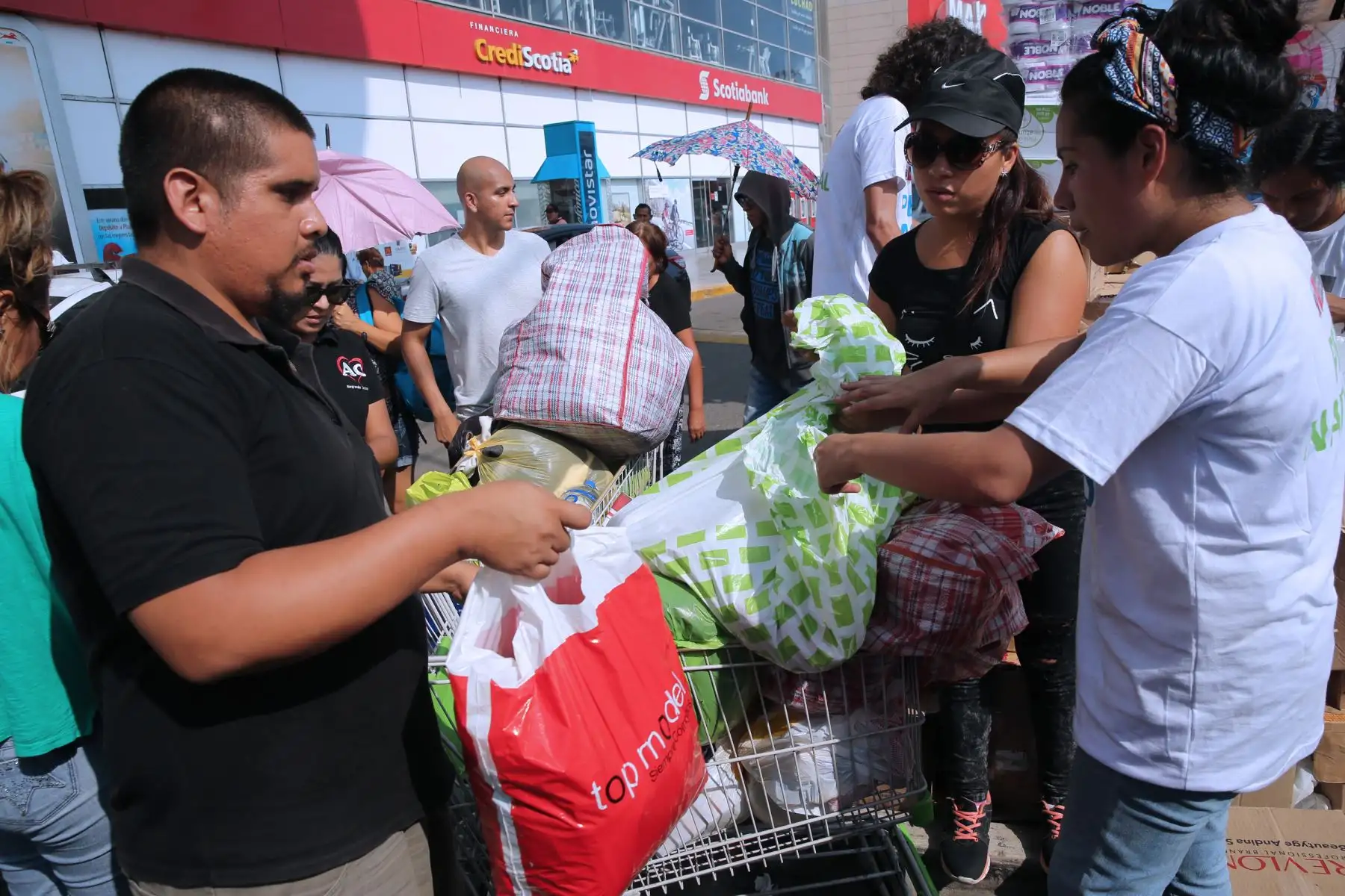 LIMA,PERÚ-MARZO 18. Punto de acopio de donaciones para daminficados por los huaicos  en el Cono Norte Foto: ANDINA/Norman Córdova