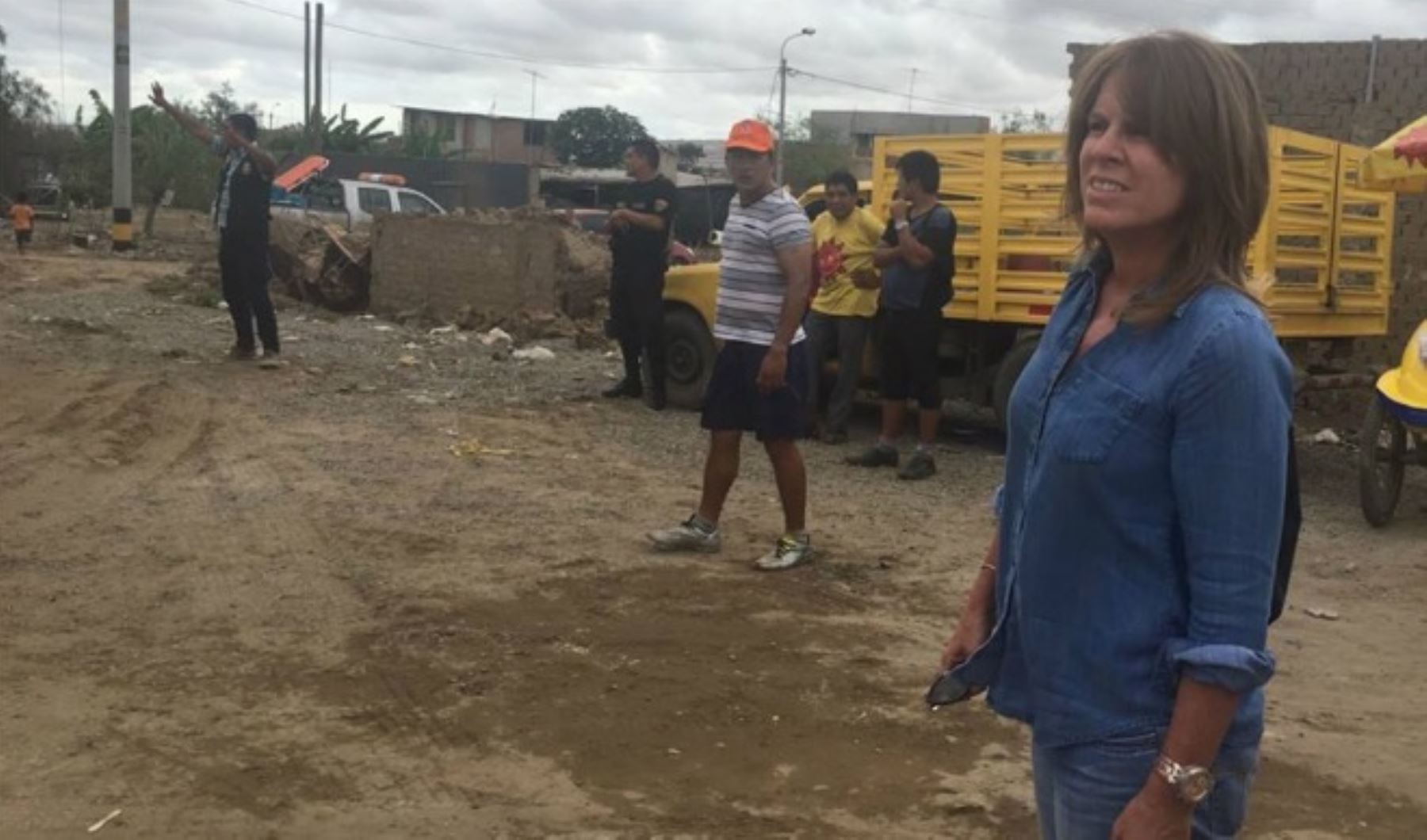 Ministra de Desarrollo e Inclusión Social, Cayetana Aljovín, recorre zonas afectadas por las intensas lluvias en la ciudad de Trujillo.