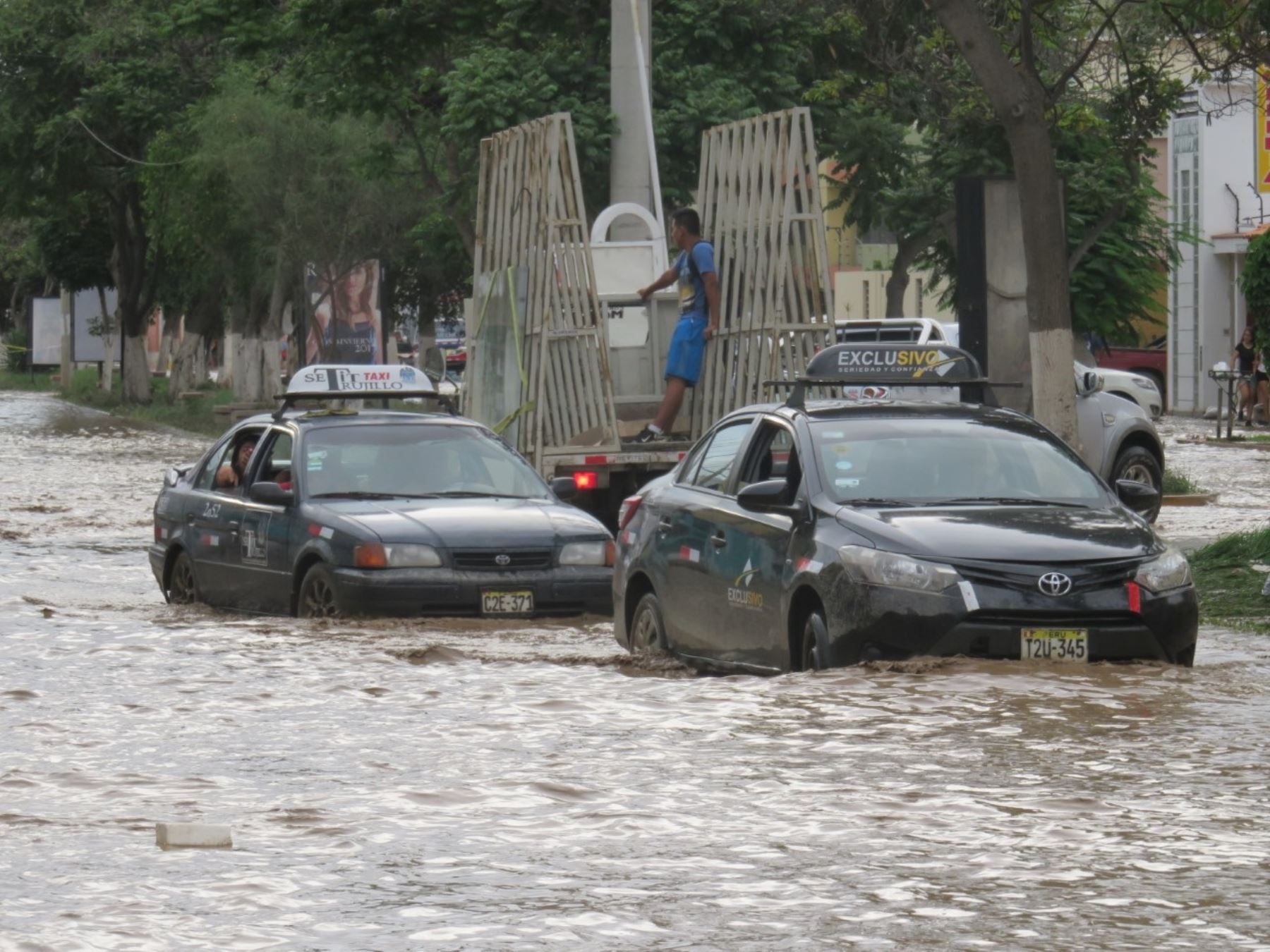Las fuertes lluvias que se registran en la zona más alta de la provincia de Trujillo ha provocado un quinto huaico en la ciudad, afectando a miles de personas, especialmente en los distritos de El Porvenir, Trujillo, Florencia de Mora y Víctor Larco.