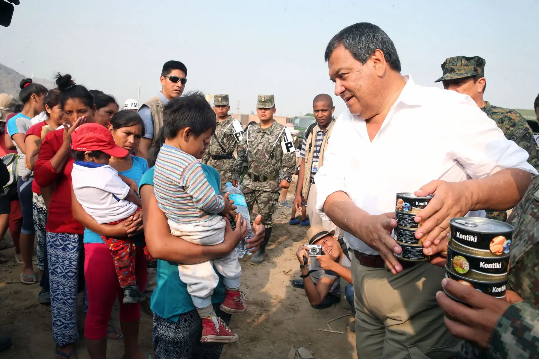 LIMA,PERÚ-MARZO 19. Ministro de Defensa, Jorge Nieto, supervisa las labores de limpieza y descolmatación del cauce del río Rímac.Foto: ANDINA/Vidal Tarqui