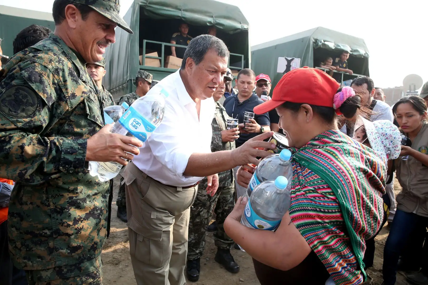 LIMA,PERÚ-MARZO 19. Ministro de Defensa, Jorge Nieto, supervisa las labores de limpieza y descolmatación del cauce del río Rímac.Foto: ANDINA/Vidal Tarqui