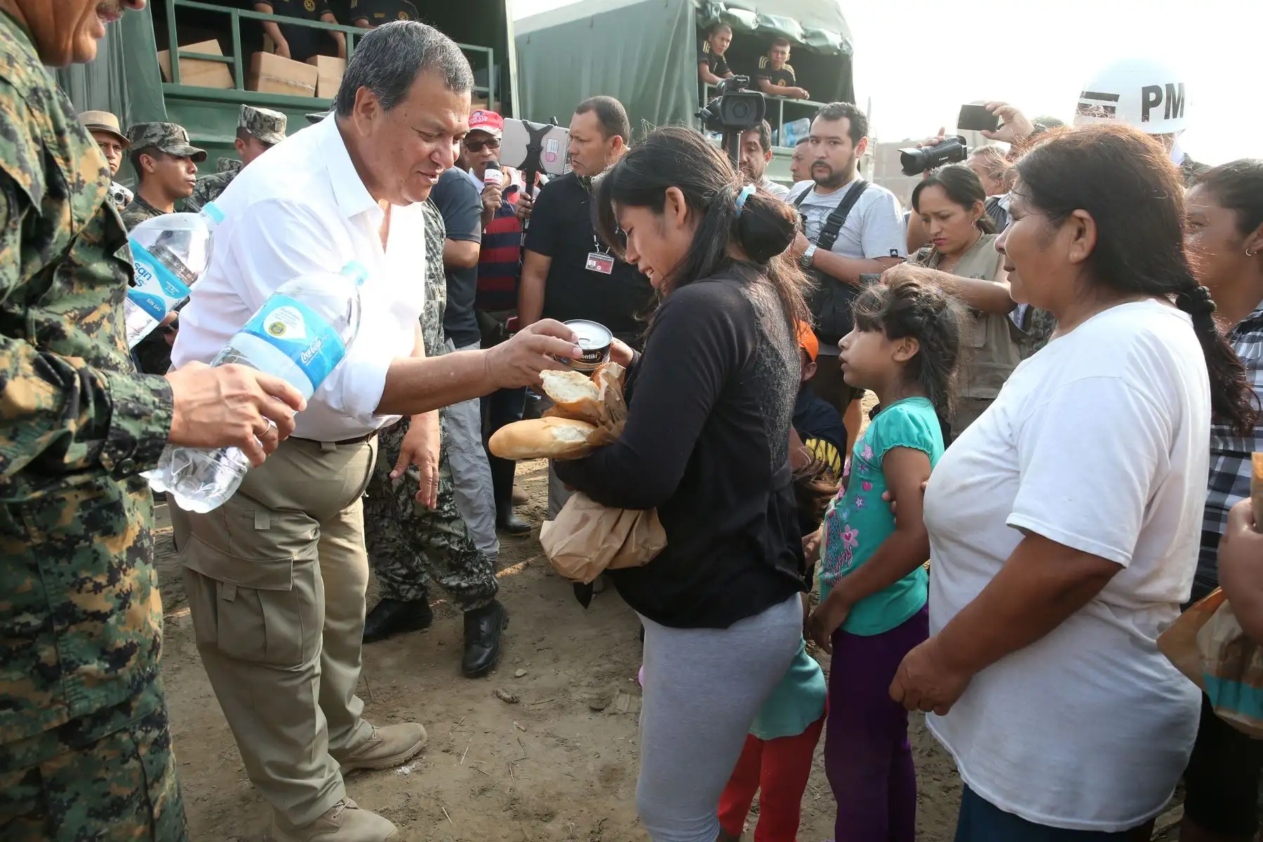 LIMA,PERÚ-MARZO 19. Ministro de Defensa, Jorge Nieto, supervisa las labores de limpieza y descolmatación del cauce del río Rímac.Foto: ANDINA/Vidal Tarqui