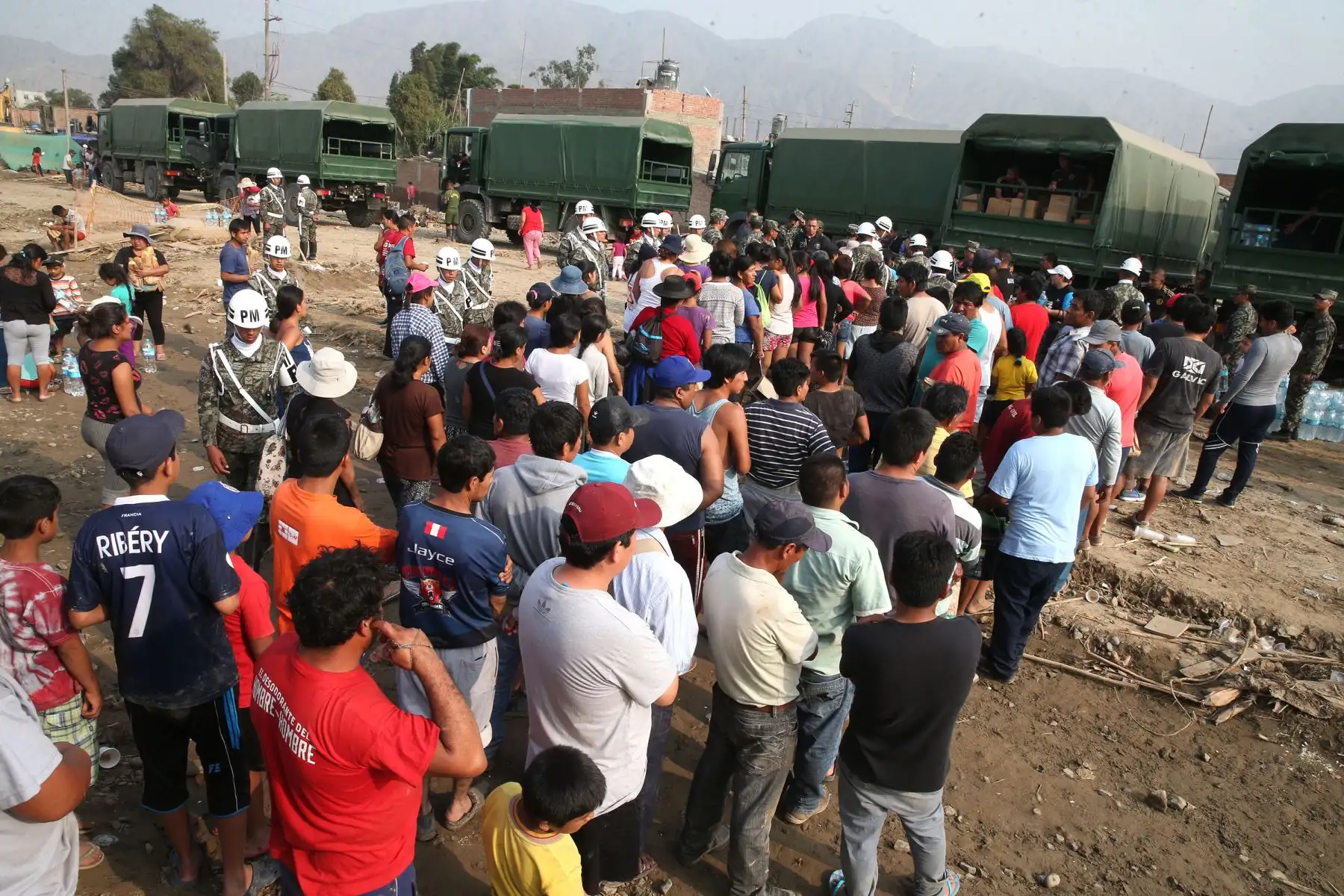 LIMA,PERÚ-MARZO 19. Ministro de Defensa, Jorge Nieto, supervisa las labores de limpieza y descolmatación del cauce del río Rímac.Foto: ANDINA/Vidal Tarqui