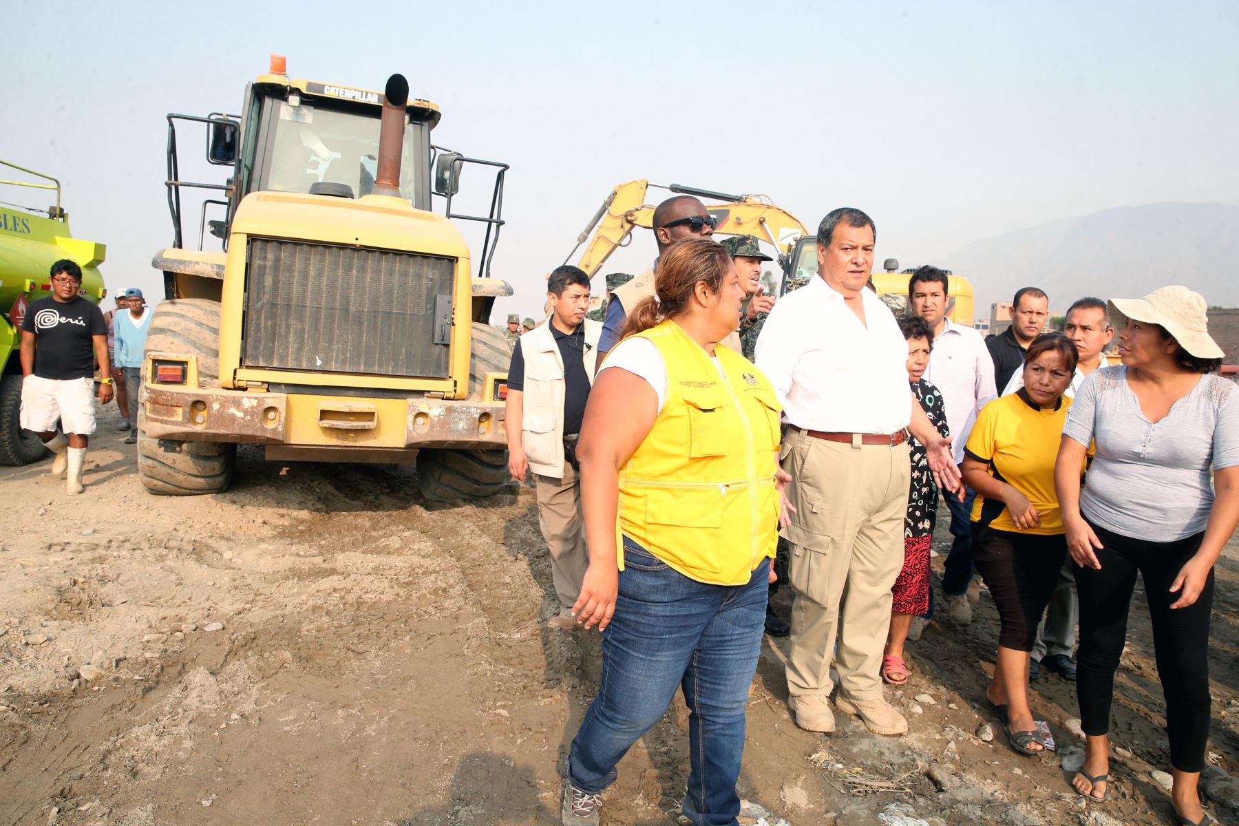 LIMA,PERÚ-MARZO 19. Ministro de Defensa, Jorge Nieto, supervisa las labores de limpieza y descolmatación del cauce del río Rímac.Foto: ANDINA/Vidal Tarqui