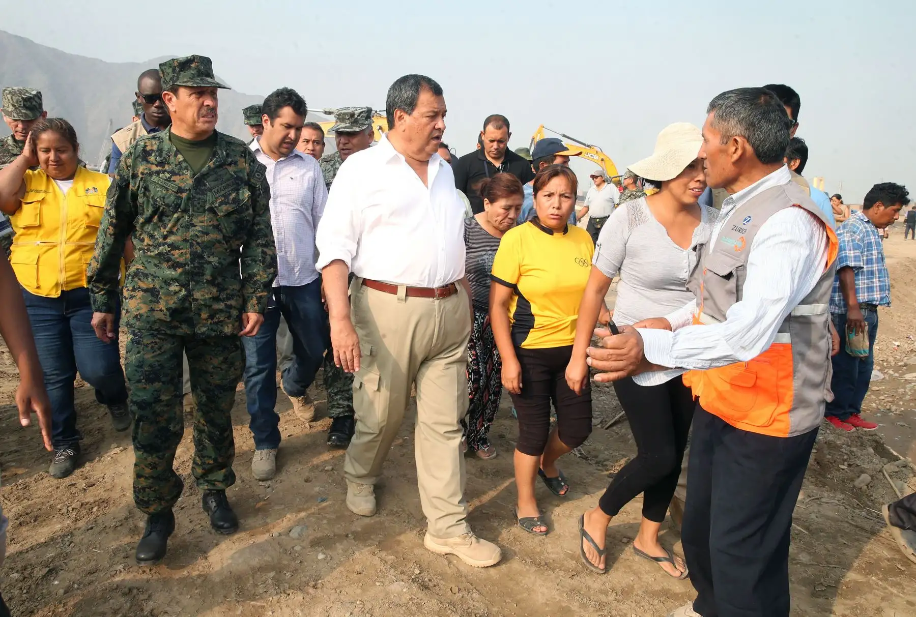 LIMA,PERÚ-MARZO 19. Ministro de Defensa, Jorge Nieto, supervisa las labores de limpieza y descolmatación del cauce del río Rímac.Foto: ANDINA/Vidal Tarqui
