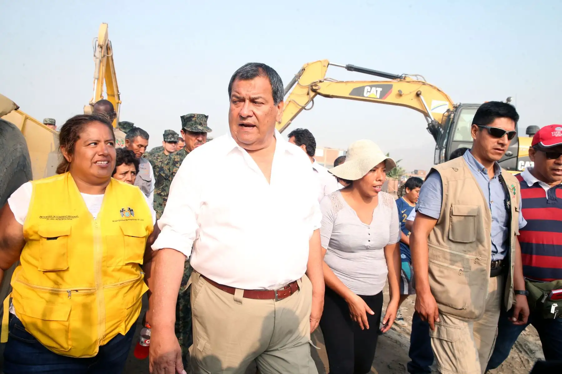 LIMA,PERÚ-MARZO 19. Ministro de Defensa, Jorge Nieto, supervisa las labores de limpieza y descolmatación del cauce del río Rímac.Foto: ANDINA/Vidal Tarqui