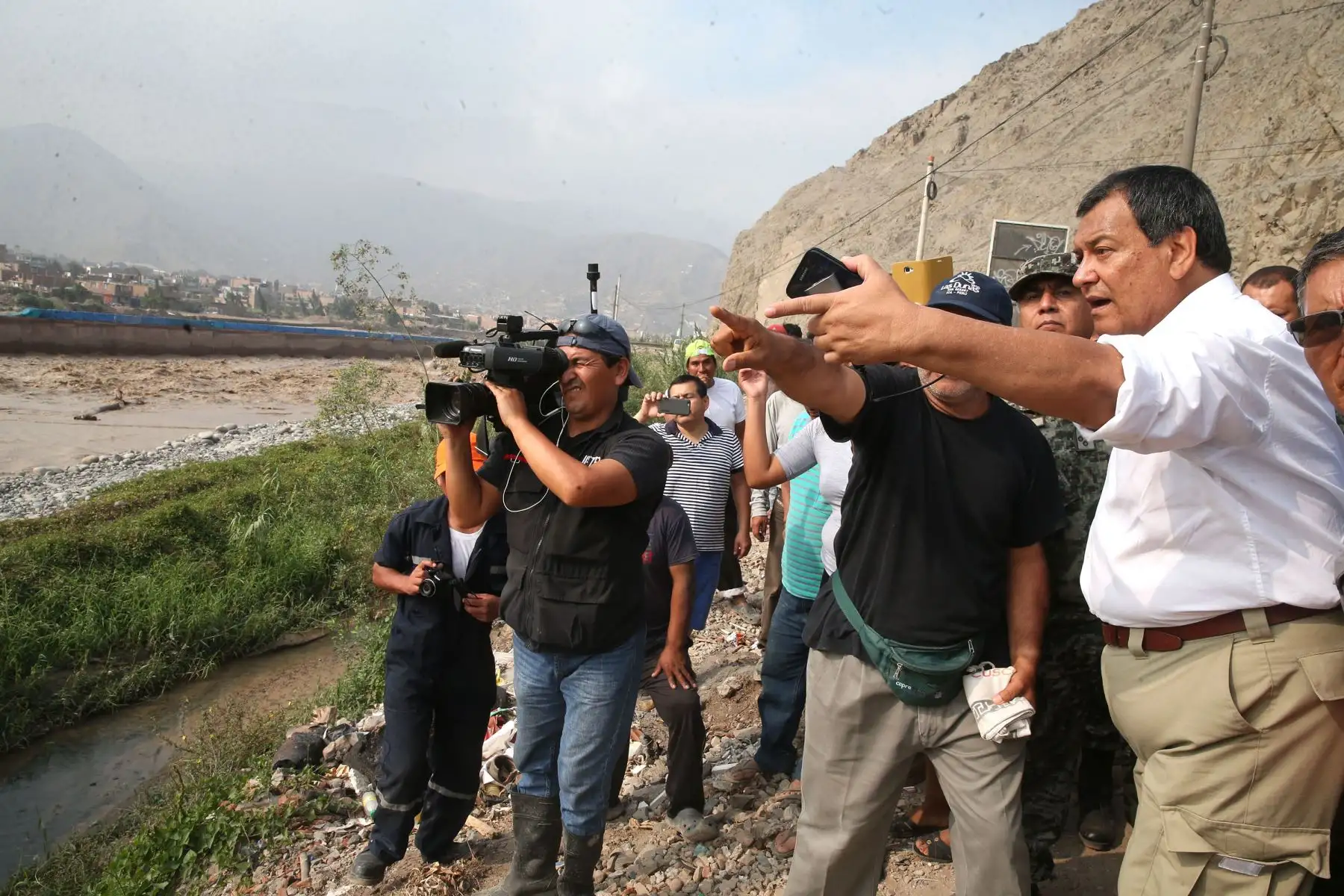 LIMA,PERÚ-MARZO 19. Ministro de Defensa, Jorge Nieto, supervisa las labores de limpieza y descolmatación del cauce del río Rímac en Ñaña.Foto: ANDINA/Vidal Tarqui