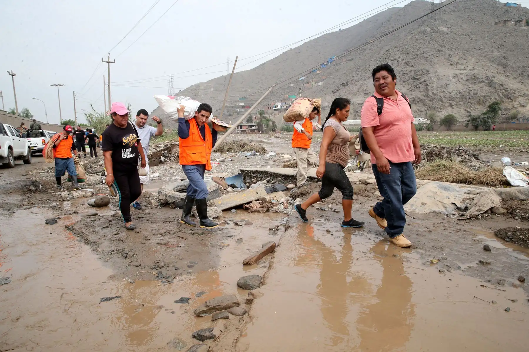LIMA,PERÚ-MARZO 19. Voluntarios entregan alimentos a personas afectadas por el huaico  en Carapongo .Foto: ANDINA/Vidal Tarqui