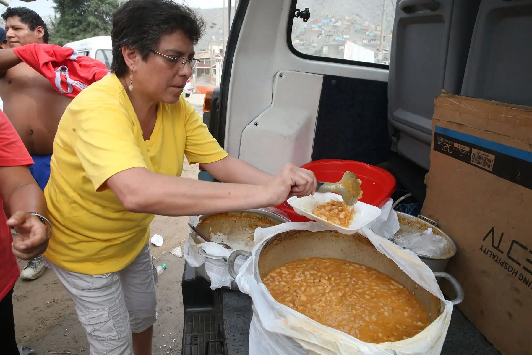 LIMA,PERÚ-MARZO 19. Voluntarios entregan alimentos a personas afectadas por el huaico  en Carapongo .Foto: ANDINA/Vidal Tarqui