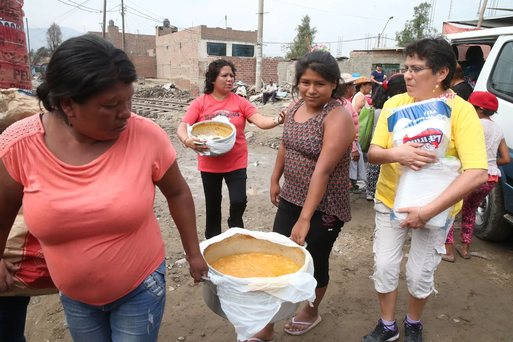 LIMA,PERÚ-MARZO 19. Voluntarios entregan alimentos a personas afectadas por el huaico  en Carapongo .Foto: ANDINA/Vidal Tarqui