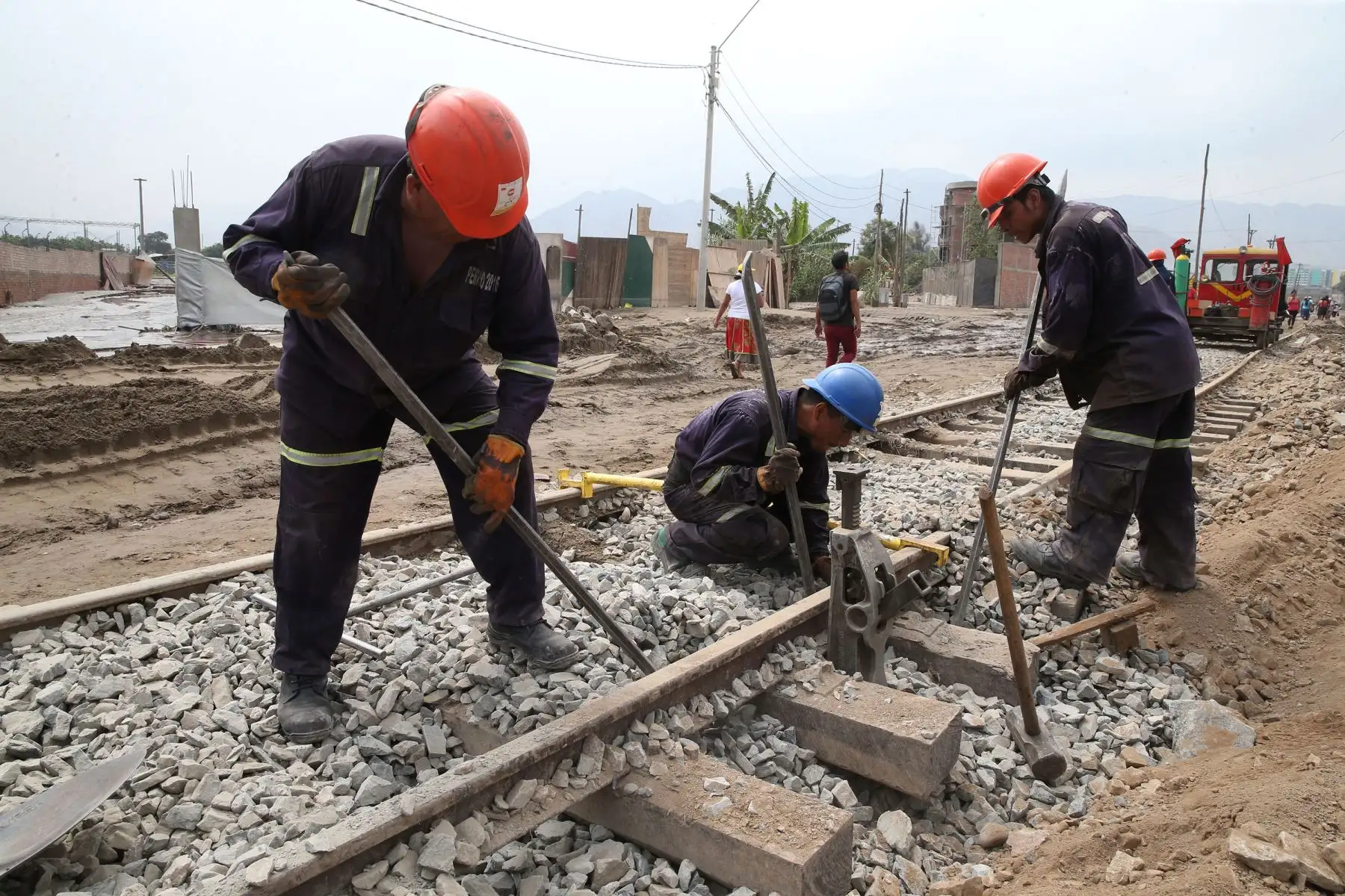 LIMA,PERÚ-MARZO 19. Trabajos de reparación de las vias del tren afectados por los huaicos en la carretera central. Foto: ANDINA/Vidal Tarqui