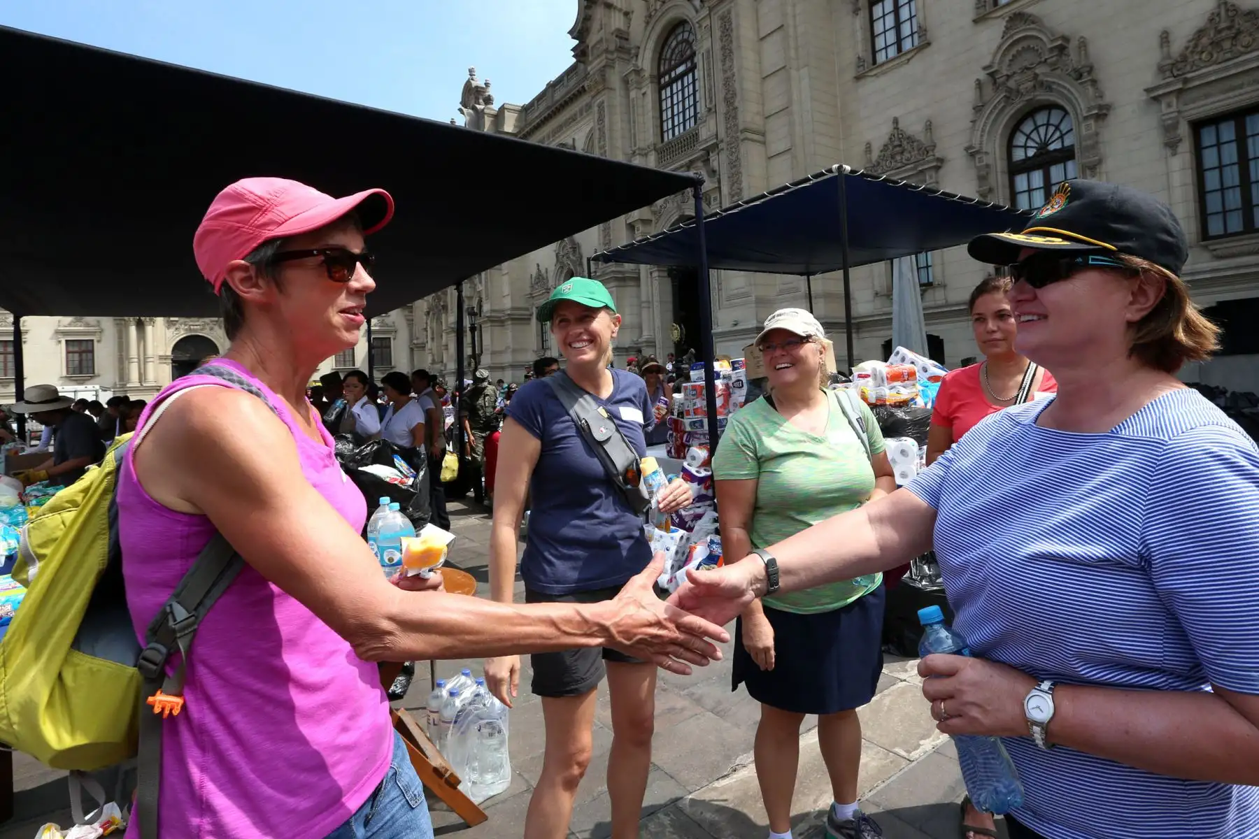 La esposa del Presidente Pedro Pablo Kuczynski , Nancy Lange, recepciona personalmente las donaciones en Palacio de Gobierno para los damnificados por las fuertes Lluvias. Foto: ANDINA/Dante Zegarra