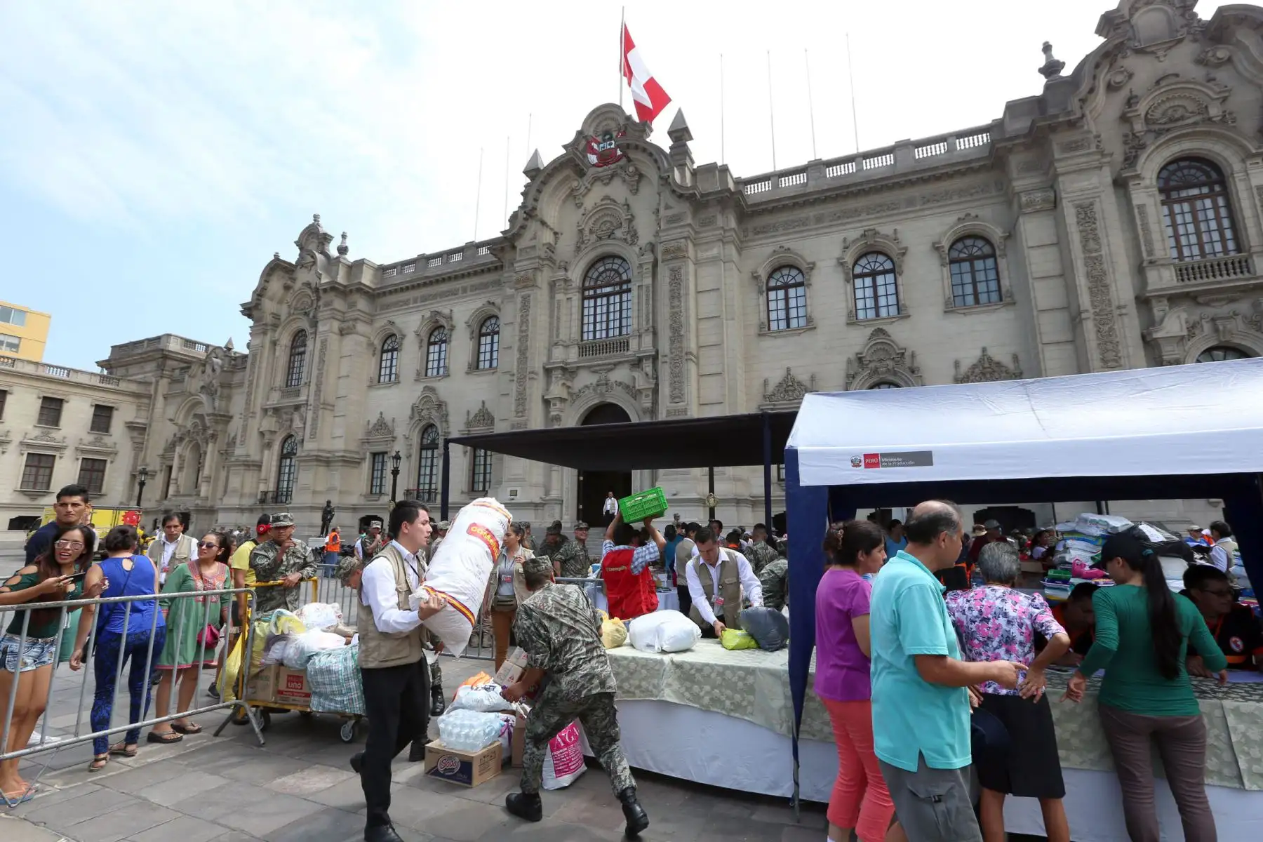 La esposa del Presidente Pedro Pablo Kuczynski , Nancy Lange, recepciona personalmente las donaciones en Palacio de Gobierno para los damnificados por las fuertes Lluvias. Foto: ANDINA/Dante Zegarra