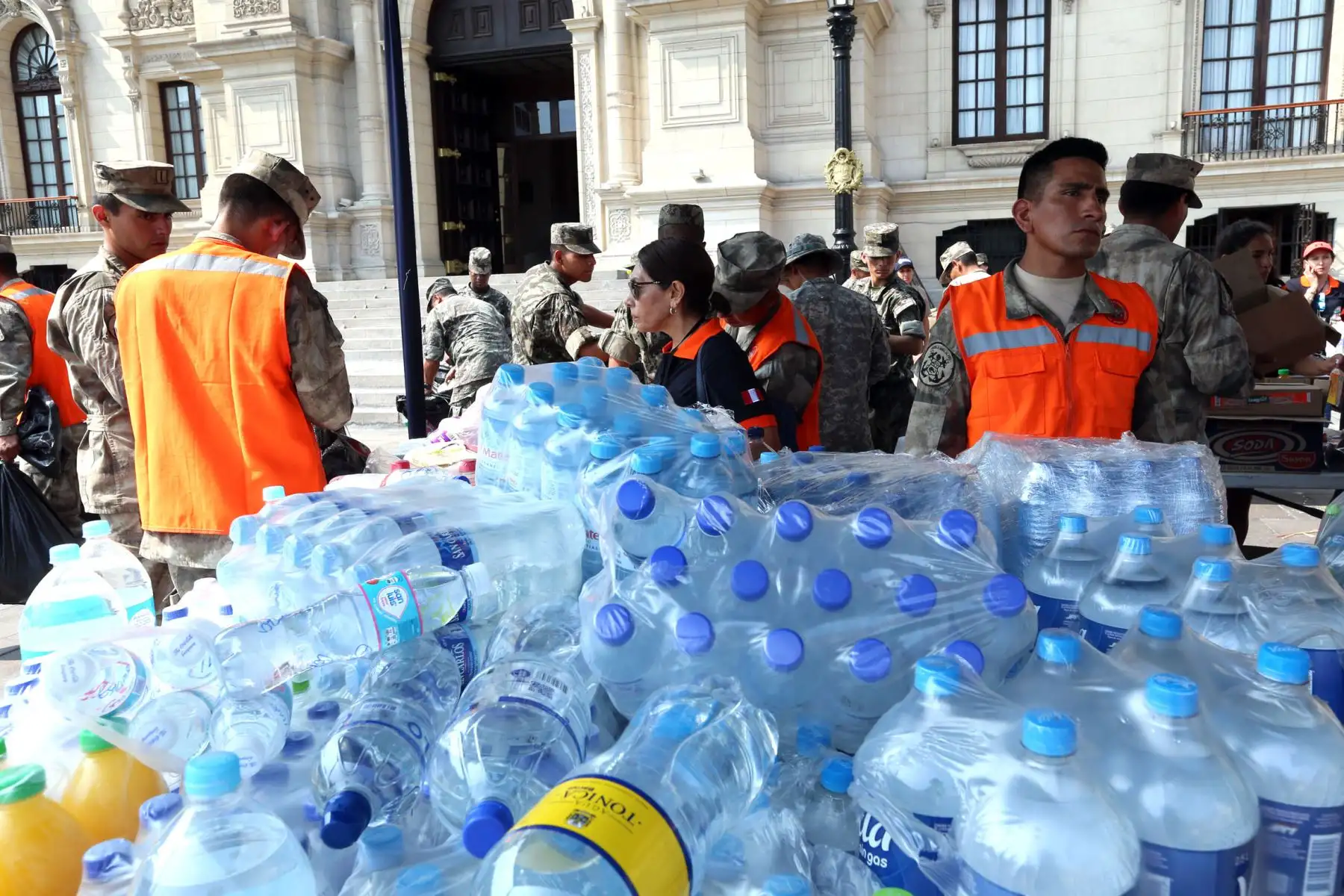 La esposa del Presidente Pedro Pablo Kuczynski , Nancy Lange, recepciona personalmente las donaciones en Palacio de Gobierno para los damnificados por las fuertes Lluvias. Foto: ANDINA/Dante Zegarra