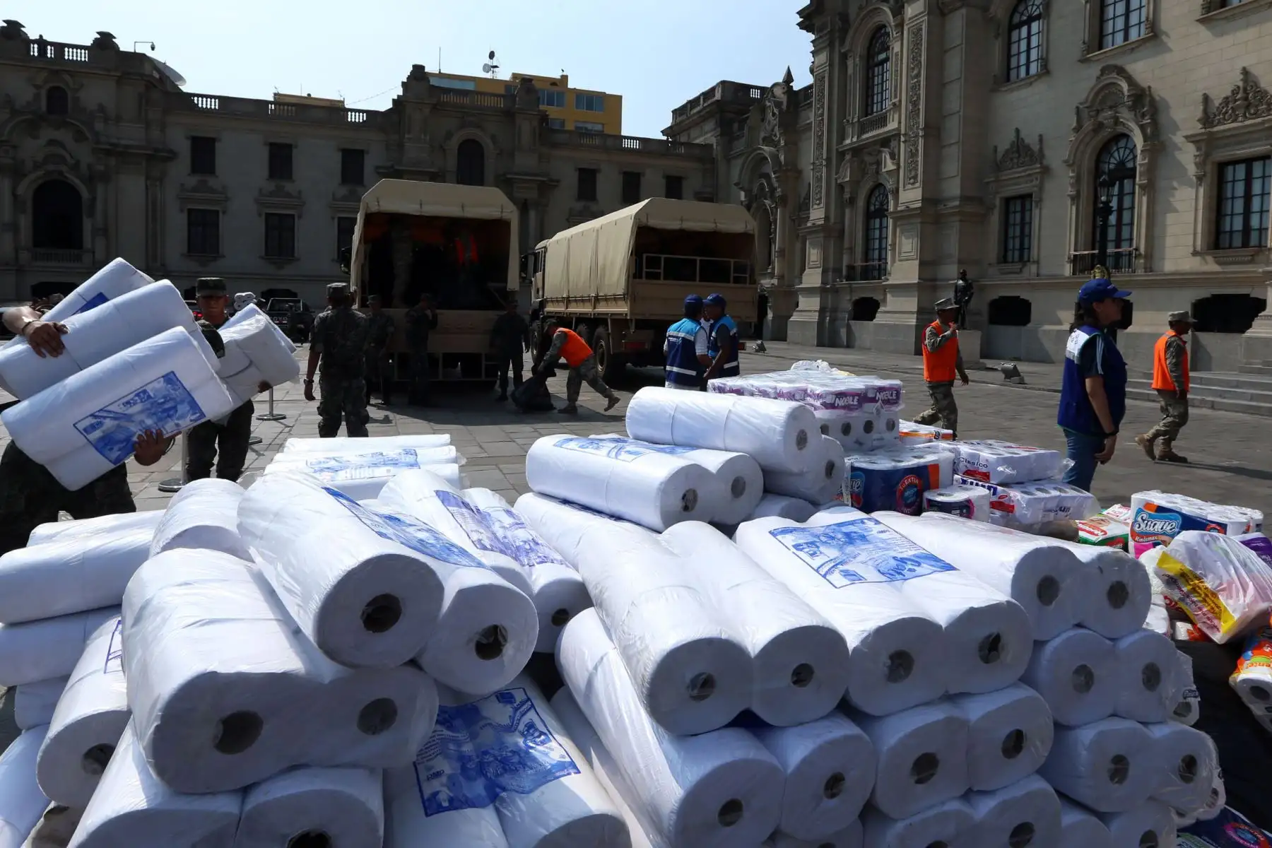 La esposa del Presidente Pedro Pablo Kuczynski , Nancy Lange, recepciona personalmente las donaciones en Palacio de Gobierno para los damnificados por las fuertes Lluvias. Foto: ANDINA/Dante Zegarra