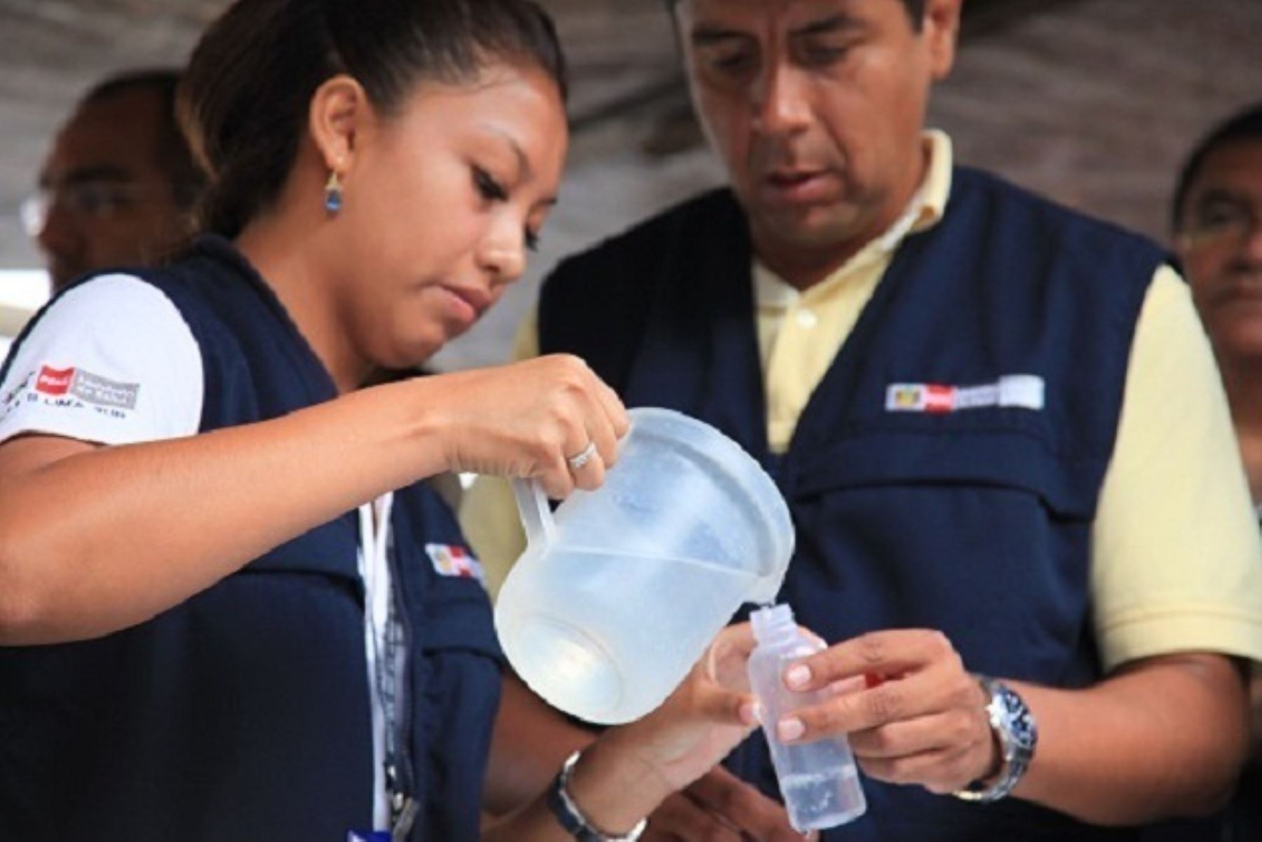 Recomiendan purificar el agua con cloro para evitar enfermedades en zonas de desastres. Foto: ANDINA/Difusión.