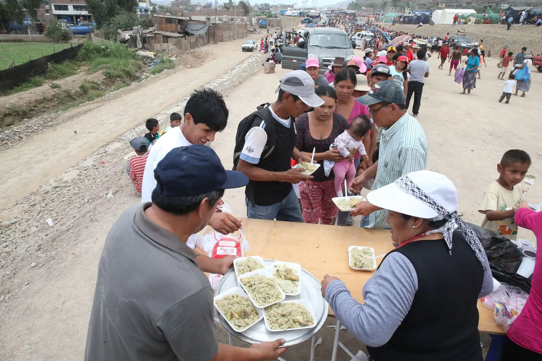 LIMA,PERÚ-MARZO 19. Voluntarios entregan alimentos a personas afectadas por el huaico en Carapongo .Foto: ANDINA/Vidal Tarqui