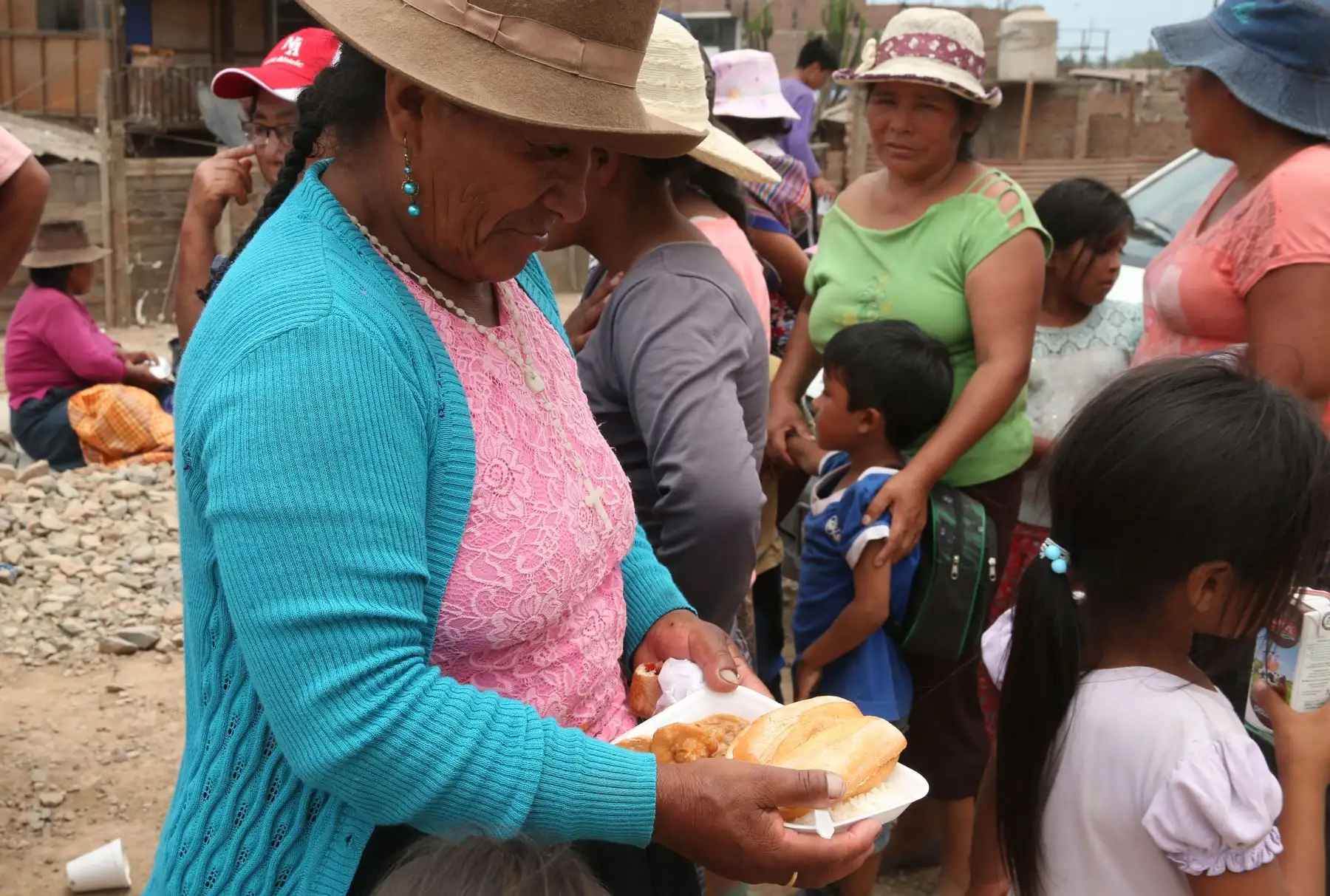 LIMA,PERÚ-MARZO 19. Voluntarios entregan alimentos a personas afectadas por el huaico en Carapongo .Foto: ANDINA/Vidal Tarqui